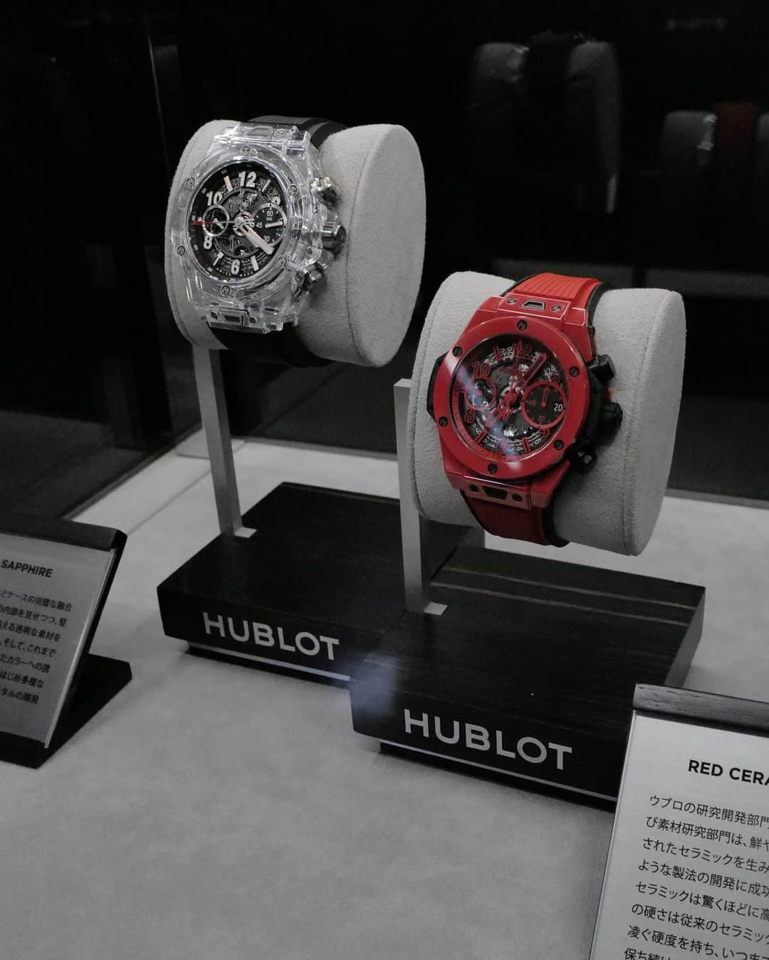 黄皓さんのインスタグラム写真 - (黄皓Instagram)「今日はアンダーズトウキョウでやってる『HUBLOT 2023 New Collection Fair』に行ってきた🔥 実は人生初めて自分で買った高級時計はHUBLOTだったし、今でも憧れの時計。  普段は華奢なシンプルな時計をつけることも多いけど、夏はシンプルな格好になりやすいから時計だけでもインパクトが欲しい。 インパクトはあるけどHUBLOT独特の機構と素材のおかげで軽量なモデルが多いのも特徴。  かっこよさ、高級感、つけやすさを兼ね備えた3冠王🏆  夏に向けてNEWアイテム探してたからどれか一つ選ぼうかな🔥  けどいいもの多すぎて選べないのが難点。笑  スケルトンのHUBLOTは素材感も含めて最高なんだけど、青いカーボン製のゴルフ中にスコアのカウントもできるカーボン素材のシリーズも欲しい🤤  買うやつ決めたらまたご報告します🔥  #hublot #ウブロ」4月20日 20時35分 - haohaohaokun