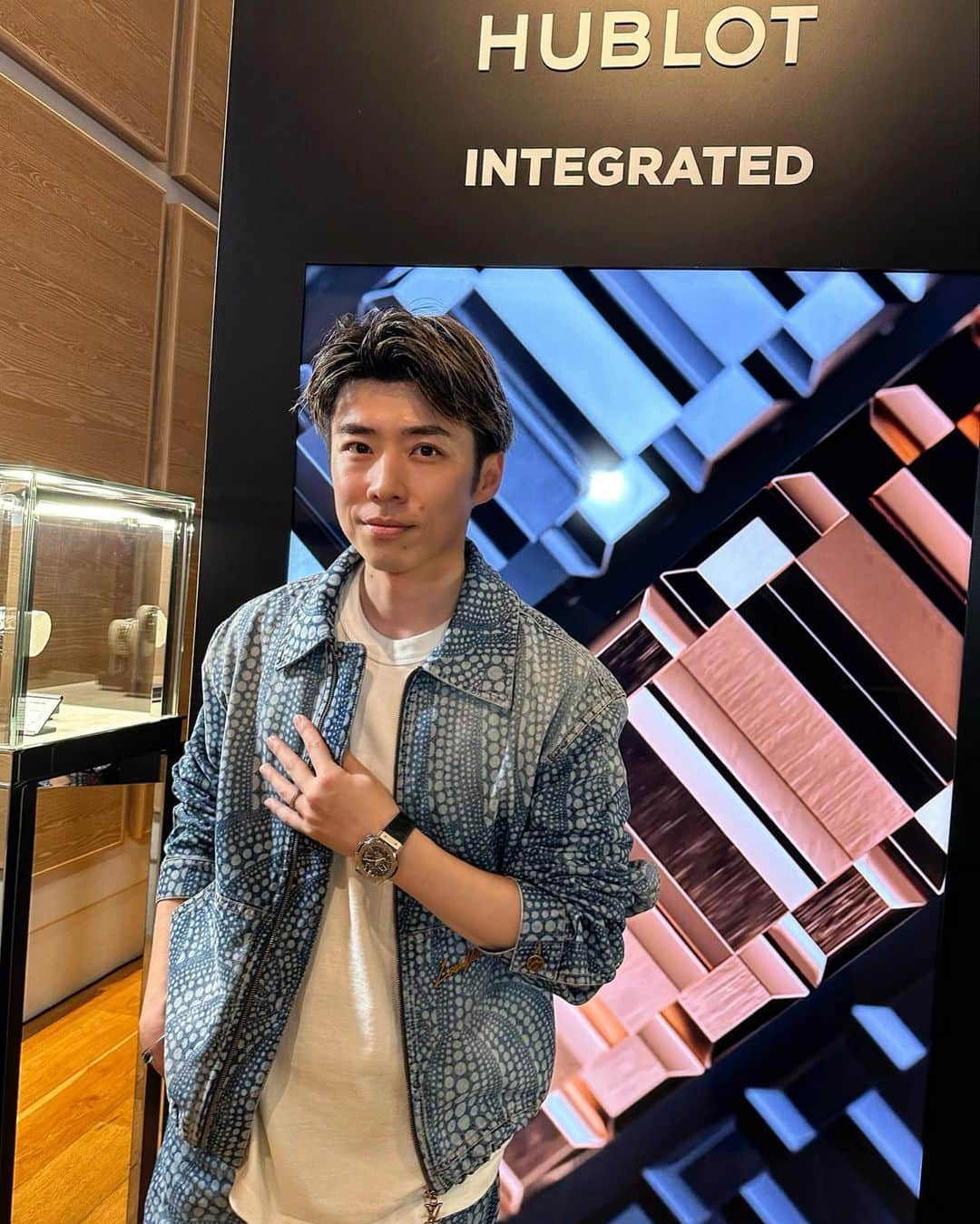 黄皓さんのインスタグラム写真 - (黄皓Instagram)「今日はアンダーズトウキョウでやってる『HUBLOT 2023 New Collection Fair』に行ってきた🔥 実は人生初めて自分で買った高級時計はHUBLOTだったし、今でも憧れの時計。  普段は華奢なシンプルな時計をつけることも多いけど、夏はシンプルな格好になりやすいから時計だけでもインパクトが欲しい。 インパクトはあるけどHUBLOT独特の機構と素材のおかげで軽量なモデルが多いのも特徴。  かっこよさ、高級感、つけやすさを兼ね備えた3冠王🏆  夏に向けてNEWアイテム探してたからどれか一つ選ぼうかな🔥  けどいいもの多すぎて選べないのが難点。笑  スケルトンのHUBLOTは素材感も含めて最高なんだけど、青いカーボン製のゴルフ中にスコアのカウントもできるカーボン素材のシリーズも欲しい🤤  買うやつ決めたらまたご報告します🔥  #hublot #ウブロ」4月20日 20時35分 - haohaohaokun