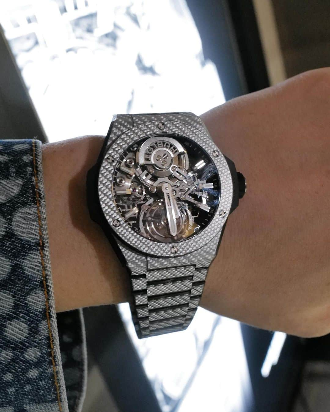 黄皓さんのインスタグラム写真 - (黄皓Instagram)「今日はアンダーズトウキョウでやってる『HUBLOT 2023 New Collection Fair』に行ってきた🔥 実は人生初めて自分で買った高級時計はHUBLOTだったし、今でも憧れの時計。  普段は華奢なシンプルな時計をつけることも多いけど、夏はシンプルな格好になりやすいから時計だけでもインパクトが欲しい。 インパクトはあるけどHUBLOT独特の機構と素材のおかげで軽量なモデルが多いのも特徴。  かっこよさ、高級感、つけやすさを兼ね備えた3冠王🏆  夏に向けてNEWアイテム探してたからどれか一つ選ぼうかな🔥  けどいいもの多すぎて選べないのが難点。笑  スケルトンのHUBLOTは素材感も含めて最高なんだけど、青いカーボン製のゴルフ中にスコアのカウントもできるカーボン素材のシリーズも欲しい🤤  買うやつ決めたらまたご報告します🔥  #hublot #ウブロ」4月20日 20時35分 - haohaohaokun