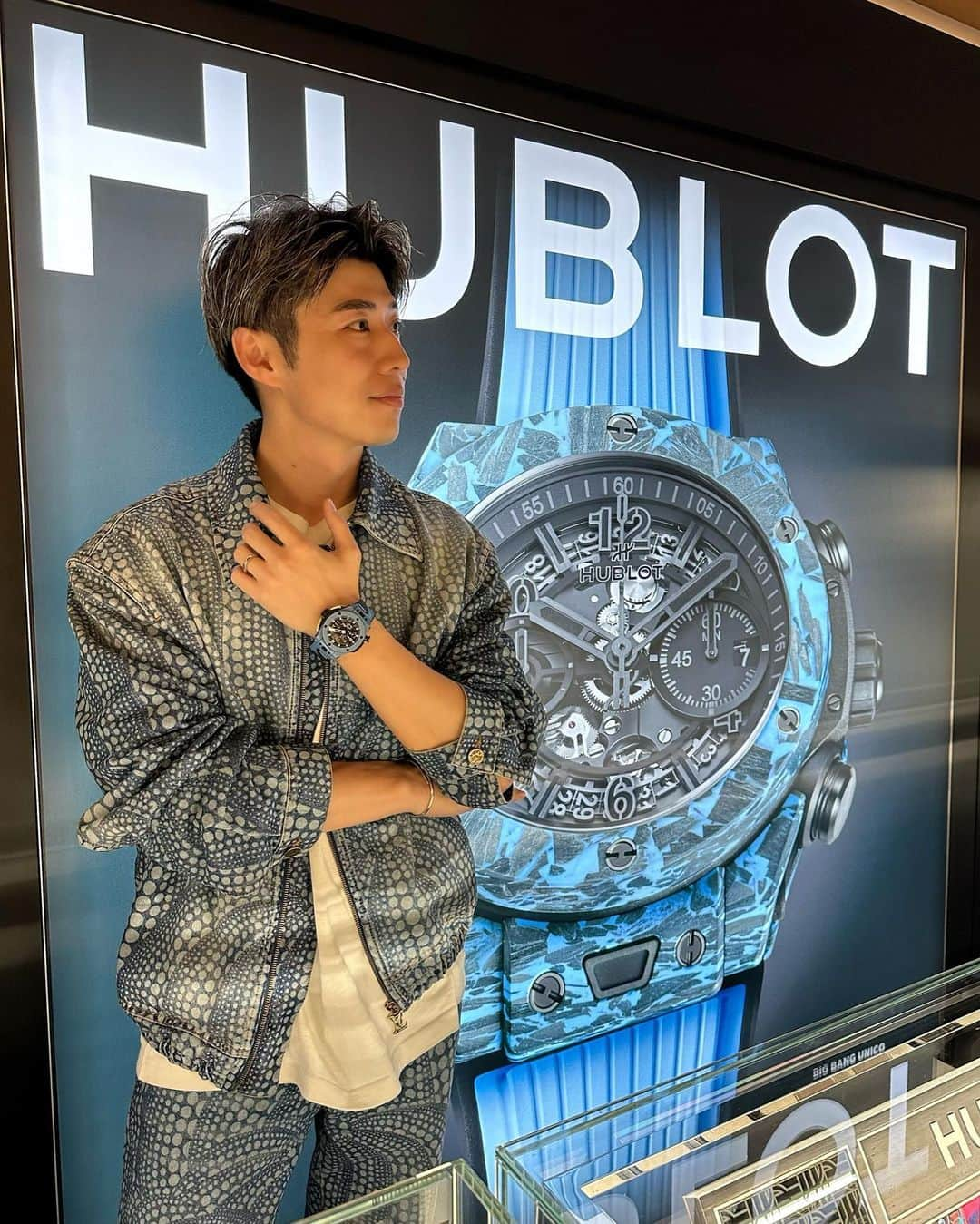 黄皓さんのインスタグラム写真 - (黄皓Instagram)「今日はアンダーズトウキョウでやってる『HUBLOT 2023 New Collection Fair』に行ってきた🔥 実は人生初めて自分で買った高級時計はHUBLOTだったし、今でも憧れの時計。  普段は華奢なシンプルな時計をつけることも多いけど、夏はシンプルな格好になりやすいから時計だけでもインパクトが欲しい。 インパクトはあるけどHUBLOT独特の機構と素材のおかげで軽量なモデルが多いのも特徴。  かっこよさ、高級感、つけやすさを兼ね備えた3冠王🏆  夏に向けてNEWアイテム探してたからどれか一つ選ぼうかな🔥  けどいいもの多すぎて選べないのが難点。笑  スケルトンのHUBLOTは素材感も含めて最高なんだけど、青いカーボン製のゴルフ中にスコアのカウントもできるカーボン素材のシリーズも欲しい🤤  買うやつ決めたらまたご報告します🔥  #hublot #ウブロ」4月20日 20時35分 - haohaohaokun