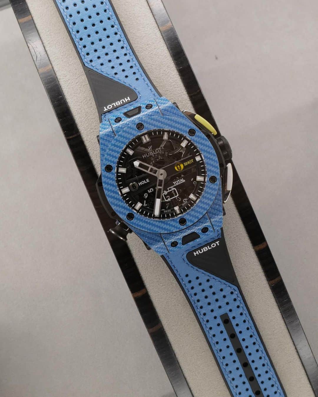 黄皓さんのインスタグラム写真 - (黄皓Instagram)「今日はアンダーズトウキョウでやってる『HUBLOT 2023 New Collection Fair』に行ってきた🔥 実は人生初めて自分で買った高級時計はHUBLOTだったし、今でも憧れの時計。  普段は華奢なシンプルな時計をつけることも多いけど、夏はシンプルな格好になりやすいから時計だけでもインパクトが欲しい。 インパクトはあるけどHUBLOT独特の機構と素材のおかげで軽量なモデルが多いのも特徴。  かっこよさ、高級感、つけやすさを兼ね備えた3冠王🏆  夏に向けてNEWアイテム探してたからどれか一つ選ぼうかな🔥  けどいいもの多すぎて選べないのが難点。笑  スケルトンのHUBLOTは素材感も含めて最高なんだけど、青いカーボン製のゴルフ中にスコアのカウントもできるカーボン素材のシリーズも欲しい🤤  買うやつ決めたらまたご報告します🔥  #hublot #ウブロ」4月20日 20時35分 - haohaohaokun
