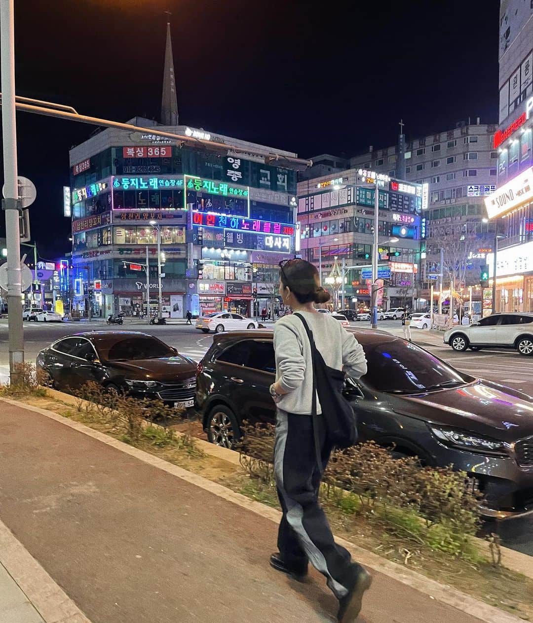 KARENさんのインスタグラム写真 - (KARENInstagram)「先週の韓国旅行のお供に。 今日発売のside line HW Denim👖 程よいレングスの太さで、お洋服がシンプルになっていく夏にダボっと履きたい◎  Bagは発売中のmessenger bag 大容量で旅行中大活躍でした☺️  初めて降り立った仁川の街にウキウキの深夜1時🌙  @suwdee_official  #suwdee#suwdeesnap」4月20日 20時46分 - karen_nrsm