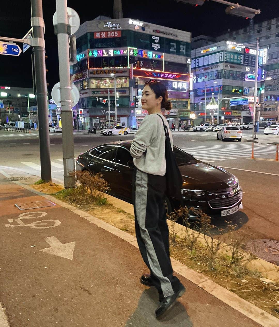 KARENさんのインスタグラム写真 - (KARENInstagram)「先週の韓国旅行のお供に。 今日発売のside line HW Denim👖 程よいレングスの太さで、お洋服がシンプルになっていく夏にダボっと履きたい◎  Bagは発売中のmessenger bag 大容量で旅行中大活躍でした☺️  初めて降り立った仁川の街にウキウキの深夜1時🌙  @suwdee_official  #suwdee#suwdeesnap」4月20日 20時46分 - karen_nrsm