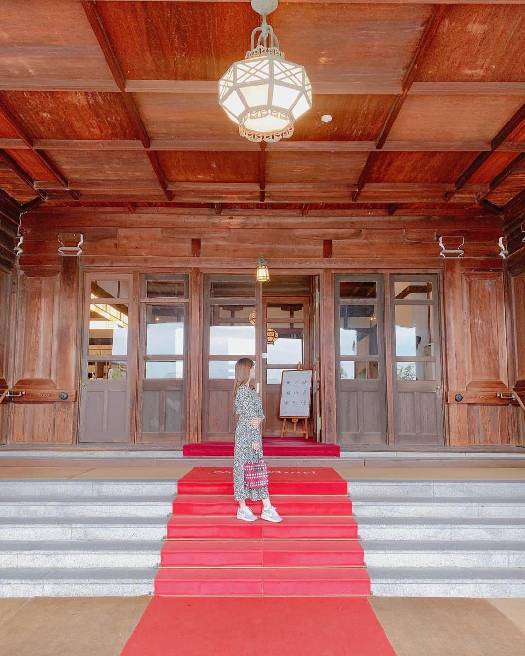 上坂由莉さんのインスタグラム写真 - (上坂由莉Instagram)「📍奈良ホテル @narahotel_official  去年の家族旅行で行った奈良🦌𓂃 ⸝⸝ ⁡ ⁡ 奈良ホテルへは観光として行ったのですが、 オードリーヘプバーンも宿泊した 100年以上もの歴史があるクラシックホテル🎞️ ⁡ ⁡ 建築物や館内のインテリアも見るもの沢山で まるでホテルという名の美術館🪞⸝⋆ ⁡ またゆっくり宿泊してみたいホテルです🫶 ⁡ ⁡ #奈良ホテル #クラシックホテル #タビジョ #春ワンピ #奈良観光 #奈良旅行 #関西旅行 #奈良公園 #女子旅 #おでかけスポット #ワーケーション #ホカンス #narahotel #naratravel #retrip_nara #naratrip」4月20日 20時39分 - yuri_yoga.727