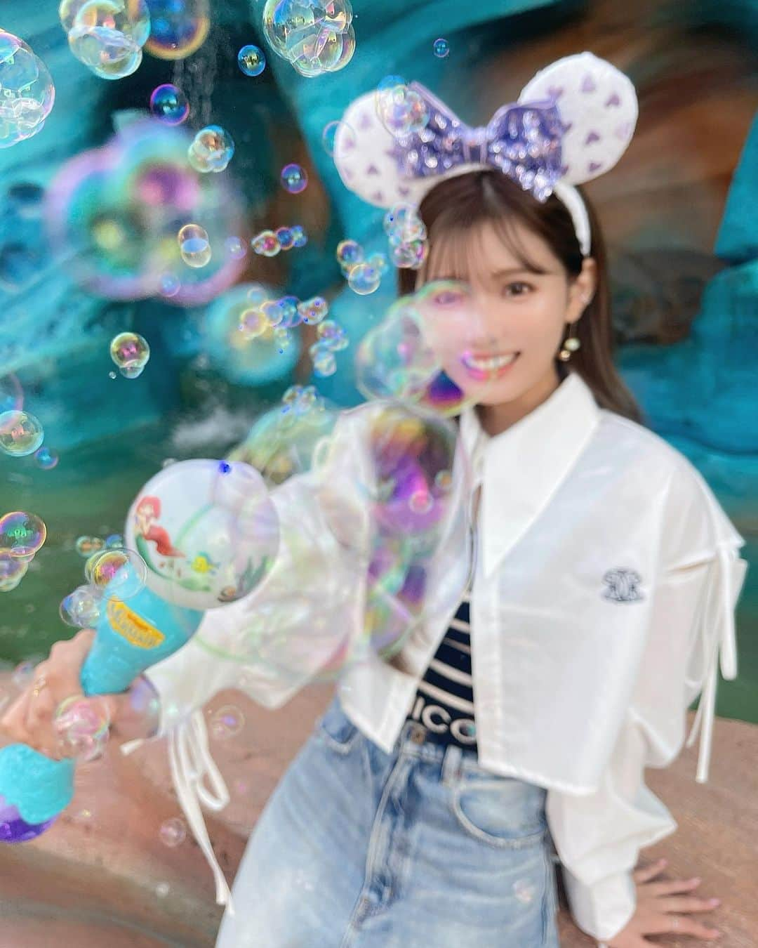 伊藤実祐さんのインスタグラム写真 - (伊藤実祐Instagram)「Disney sea 🐳💙 ( 珍しく時差無し投稿w ) ⁡ ⁡ BTSカラーのカチューシャと 最強アイテムを手に入れた🔎💜🫧🫧🫧 ⁡ ⁡ 夢の国やっぱり大好き。心洗われました♥︎ ⁡ ⁡ ⁡ ディズニー投稿続くかもですが、 お付き合いくださいませ🫶🏻 ⁡ ⁡ ⁡ ⁡ #Disney #Disneysea #ディズニーコーデ #ディズニーシー #ディズニーグッズ #東京ディズニーリゾート40周年 #ディズニー40周年 #ディズニーカチューシャ #ディズニーシーコーデ #デニムコーデ #シャツコーデ #デートコーデ  #自まつ毛 #自まつ毛メイク #まつ毛美容液 #ラッシュリフト #ラッシュアディクト #イエベ #イエベ秋 #イエベ春 #イエベメイク #骨スト #骨ストコーデ #骨格ストレートコーデ  ⁡ ⁡ ⁡ このスティック、 パークで声かけてくれた フォロワーさんにあげた♥︎♥︎♥︎ ⁡ お子さんが居るということで 喜んでくれるといいな😌💭🤍」4月20日 20時40分 - miyu.61