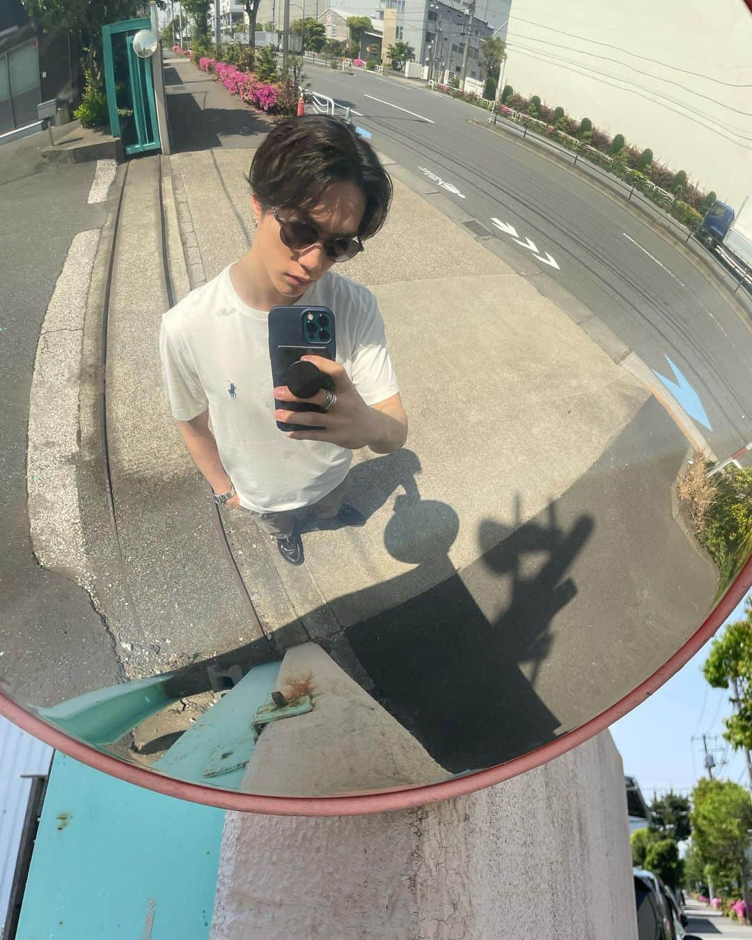 藤原樹さんのインスタグラム写真 - (藤原樹Instagram)「・ 夏だ🕶  #散歩日和  #今年の目標 #首の後ろだけ焼けないように #日焼け止めを塗る事 #腕の裏側は焼けないから #腕ねじって歩こう #みんなもやってみてね」4月20日 20時41分 - itsuki_fujiwara_official