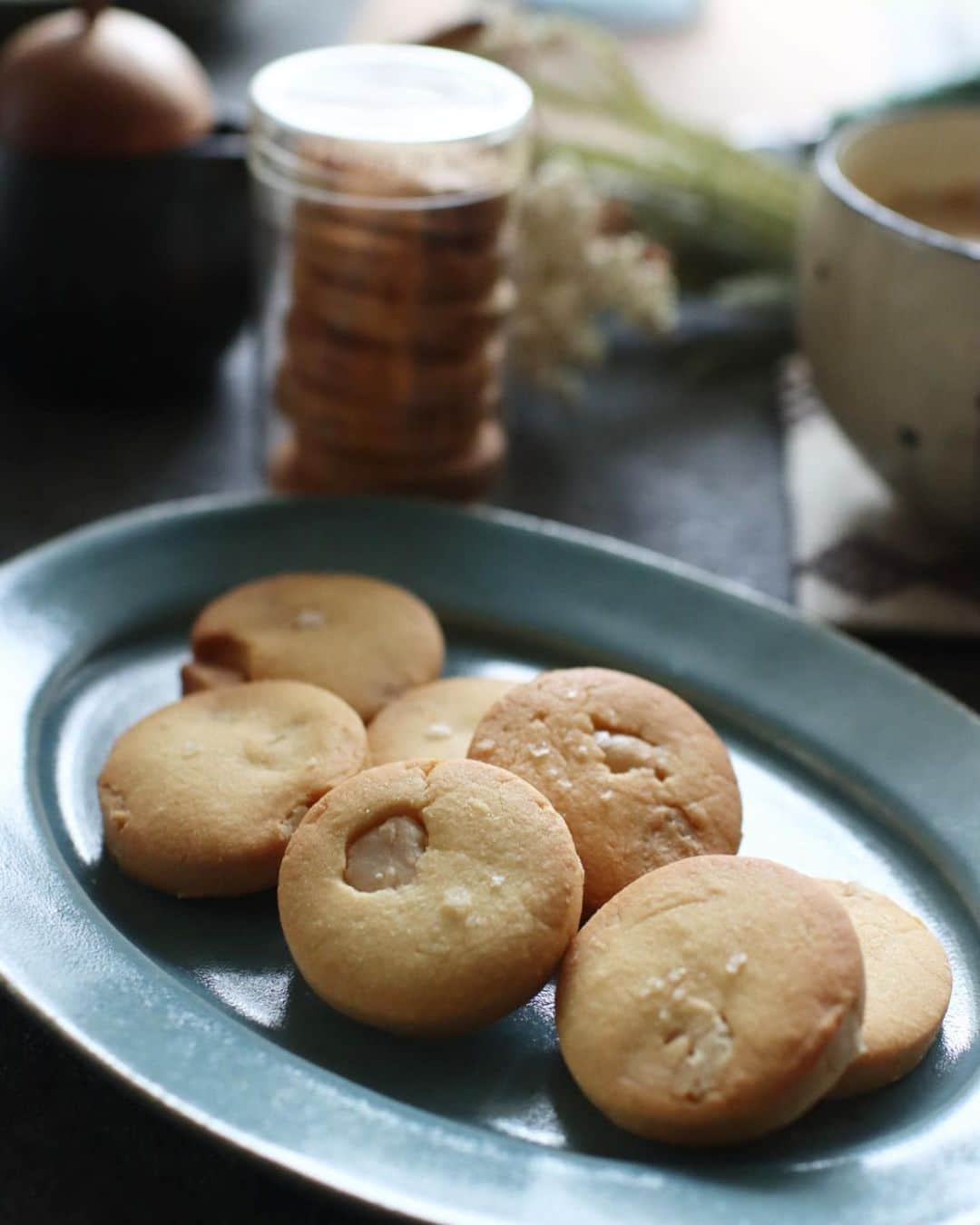 maiのインスタグラム：「2023年4月20日  🎶マカダミアナッツのクッキー🍪🎶  マカダミアナッツ 発酵バター フルールドセル  の組み合わせ。 風味豊かなあったかい味の クッキーです。  シャリっとしたフルールドセルが あれ？っというくらいな控えめな 感じに散らしてあります。  "((∩︎´︶`∩︎))"  #マカダミアナッツ #クッキー #フルールドセル #発酵バター #お菓子教室 #ミルガトー」