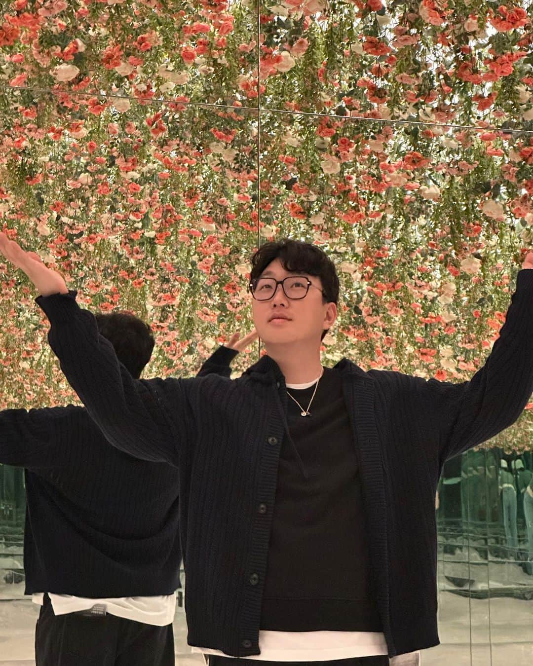 가로수길 , Seoulのインスタグラム：「#광고  요즘 영종도에서 가장 핫 하다는  카페 MADE林 메이드림 다녀왔어요   맛있는 빵 먹고 나서  메이드림 숲의 별당과 헤리티지관에서 진행 하는 전시를 구경 했어요 😌   저는 숲의 별당에서 진행되고 있는 ‘감각의 시작’ 공간 전시에서 꽃이 하늘에서 떨어지는 낙화정원이 제일 좋았답니다.   전시 구경하고 헤리티지관에서 메이와 드림이랑 인사도 했어요 🦌🦌  봄바람이 불어오는 요즘 영종도로 드라이브 가서 꼭 들려보세요 ,  빵도 정말 맛있고 포토스팟 정말 많은 메이드림   아 ! 카페 영수증 지참하면 전시관람 비용이 5000원 이랍니다 !  📍인천 중구 용유서로 479번길 42 메이드림 (구 왕산교회)」