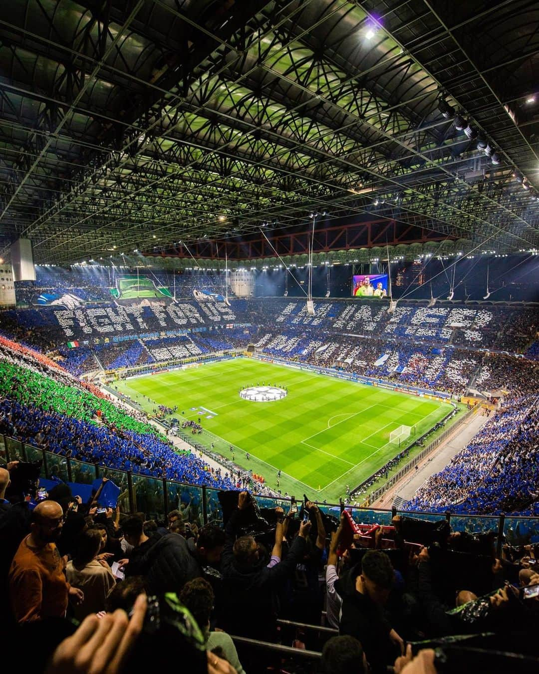 ダニーロ・ダンブロージオさんのインスタグラム写真 - (ダニーロ・ダンブロージオInstagram)「SEMI-FINALS,HERE WE ARE 🖤💙🏟️🤩 @inter #grandeinter#amala#UCL#interbenfica」4月20日 20時44分 - danilodambrosioreal