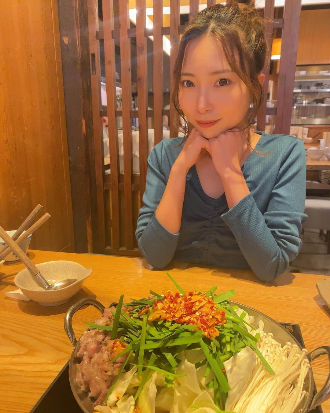 天間晴香さんのインスタグラム写真 - (天間晴香Instagram)「家族と福岡のもつ鍋🍲 嵐の松潤がテレビで紹介してた店らしいよw母さんが言ってた😂  #もつ鍋 #北九州 #博多 #福岡グルメ #一慶 #もつ鍋一慶 #炙りもつ鍋」4月20日 20時44分 - haruchimu23