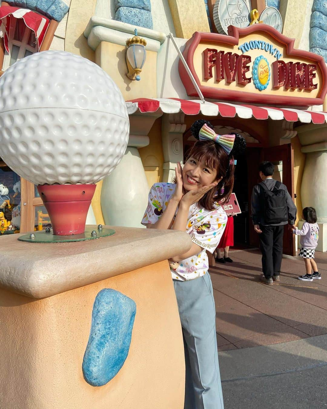 坂田茉世さんのインスタグラム写真 - (坂田茉世Instagram)「東京ディズニーリゾート開園４０周年！！！ ロケに行ってきました🎪✨🐭 ダンサーさんを交えたパレードなども再開してTokyo Disney Resort 40thならではのスペシャルな演出が見られました🫧このカチューシャもTシャツもマスコットも限定品でとってもかわいい♡ぜひディズニーでゲットしてください〜💫 この様子はFBCテレビ「おじゃまっテレ」 24日（月）25日（火）で放送されます！！！！！ 旅の参考になると嬉しいです！！！」4月20日 20時45分 - mayopppe_