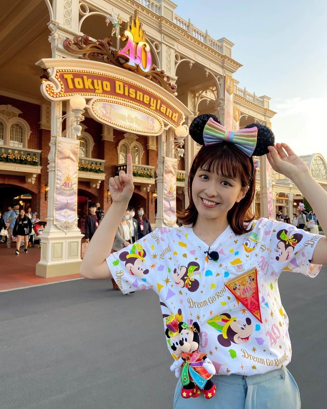 坂田茉世のインスタグラム：「東京ディズニーリゾート開園４０周年！！！ ロケに行ってきました🎪✨🐭 ダンサーさんを交えたパレードなども再開してTokyo Disney Resort 40thならではのスペシャルな演出が見られました🫧このカチューシャもTシャツもマスコットも限定品でとってもかわいい♡ぜひディズニーでゲットしてください〜💫 この様子はFBCテレビ「おじゃまっテレ」 24日（月）25日（火）で放送されます！！！！！ 旅の参考になると嬉しいです！！！」