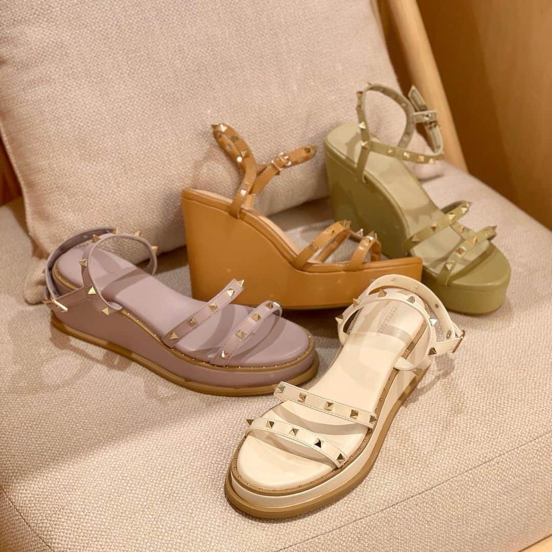 エスペランサ公式さんのインスタグラム写真 - (エスペランサ公式Instagram)「STUDS SANDALS ◽︎ ▪︎ ◽︎  エスペランサの人気デザイン、スタッズシリーズ！ 今年も高さ違いで入荷しています♪  あなたならどっちの高さですか？♡  ・ ・ 公式オンラインストアにてブログで紹介中です。 この機会に是非チェックしてみてください✔︎  ▶︎画像をスクロールして商品画像checkしてみてね✔︎  #エスペランサ #フェミニンコーデ #フェミニンカジュアル #フェミニンスタイル #フェミニンファッション #レディースシューズ #パンプス女子 #厚底靴 #プラットフォーム #プラットフォームサンダル #ストラップパンプス #サンダルコーデ #サンダルコーディネート #春カラー #春カラーコーデ  #ミュールサンダル #厚底シューズ  #スタッズ #スタッズサンダル #スタッズデザイン #ウェッジソール #ウェッジソールサンダル」4月20日 20時45分 - esperanza_official