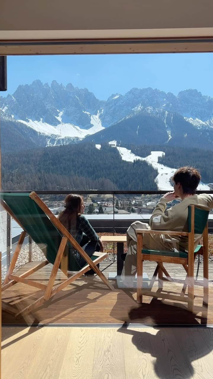 Giann Chanのインスタグラム：「Waking up to this view.  🗝️ @naturhotel_leitlhof   #Dolomiti #Italy #southtyrol #Greenhotel」