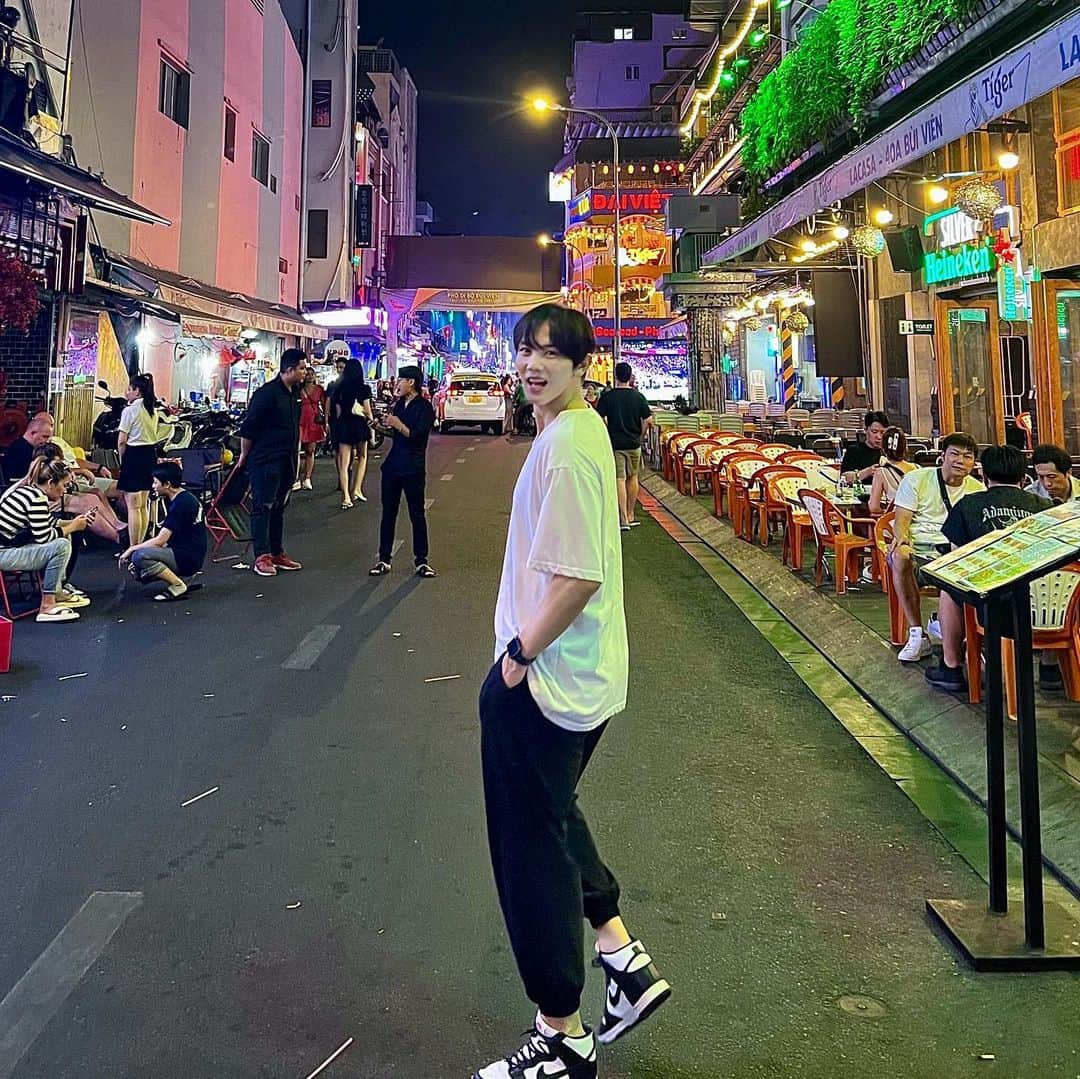 ジョンギュンのインスタグラム：「#vietnam #hochiminh 🇻🇳 여행자의 길에서, 인생의 여행자와.  40도에 육박한 날씨 탓에 길 가다가 얻은 Saigon T shirt」
