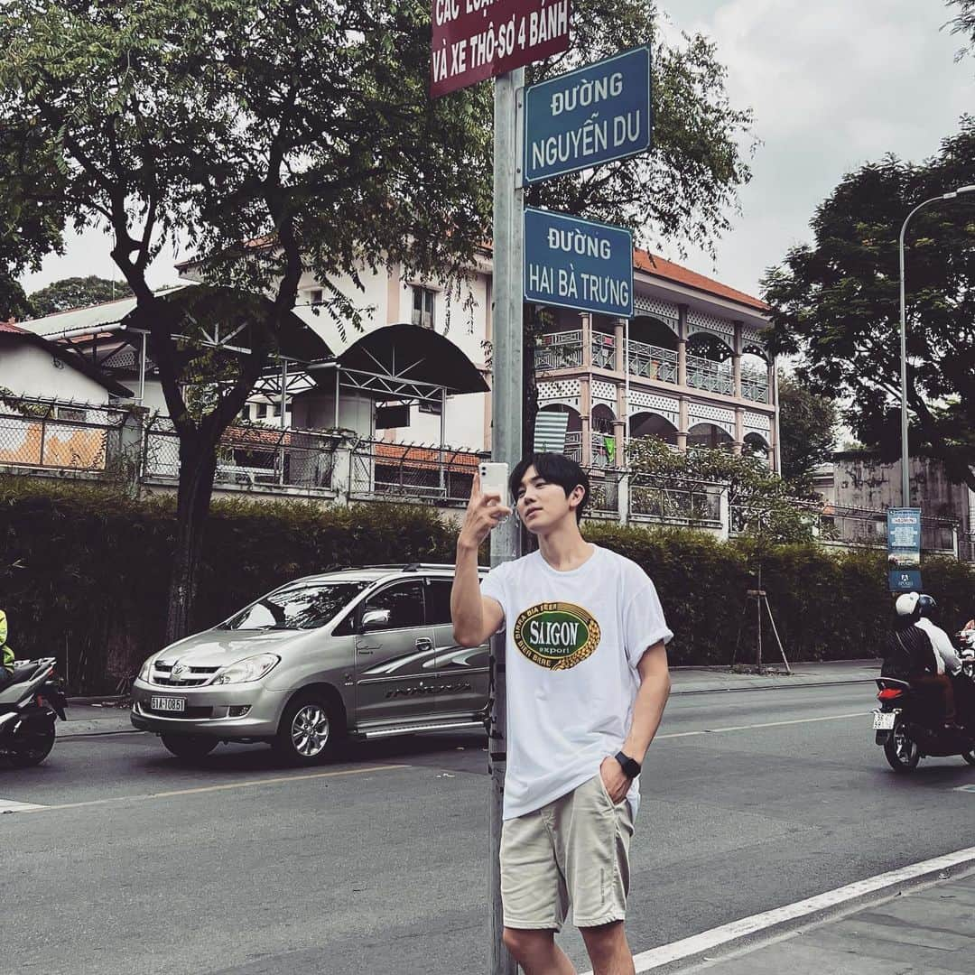 ジョンギュンさんのインスタグラム写真 - (ジョンギュンInstagram)「#vietnam #hochiminh 🇻🇳 여행자의 길에서, 인생의 여행자와.  40도에 육박한 날씨 탓에 길 가다가 얻은 Saigon T shirt」4月20日 20時56分 - madewell_jk