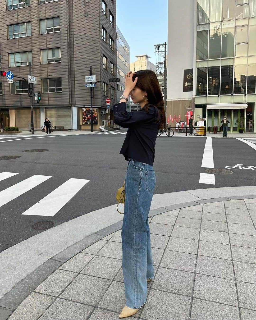 宮所舞のインスタグラム：「. ルーズシルエットなデニムが今の気分♡ ハイウエストなのでルーズだけど バランス良く履けちゃうのも好き🫶🏻 シャツとヒールとアクセで女性らしく♡  denim / @casa_fline   #casafline #casaflineforearth #サステナブルファッション」