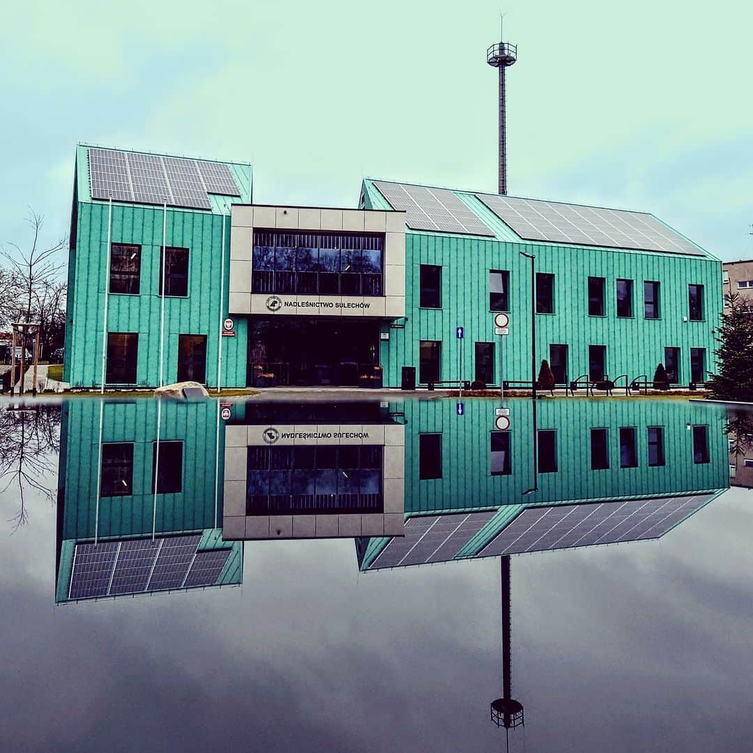 Sony Mobileさんのインスタグラム写真 - (Sony MobileInstagram)「Thank you for sharing your image @polakofotografo. We love the symmetry of this modern mint-green building reflected in the water!  Inspired by the simple creative techniques of creators, share your photo or movie with the hashtag #WowXperia. ​  For your image to be eligible for reposting, you must ensure the following:​  ✓You tag #WowXperia, the name of your country or region (e.g. #Poland), and the name of your Xperia device (e.g. #Xperia5lV)​ ✓You capture with an Xperia device​ ✓You follow @SonyXperia on Instagram​ ✓You read and accept our Terms & Conditions​  If we choose to feature your photo or movie, we will contact you first via Instagram Direct.​  #Sony #Xperia #SonyXperia #Xperia5IV ​#MobilePhotography #SonyCamera ​#TakenWithXperia #CameraTricks​」4月20日 20時48分 - sonyxperia