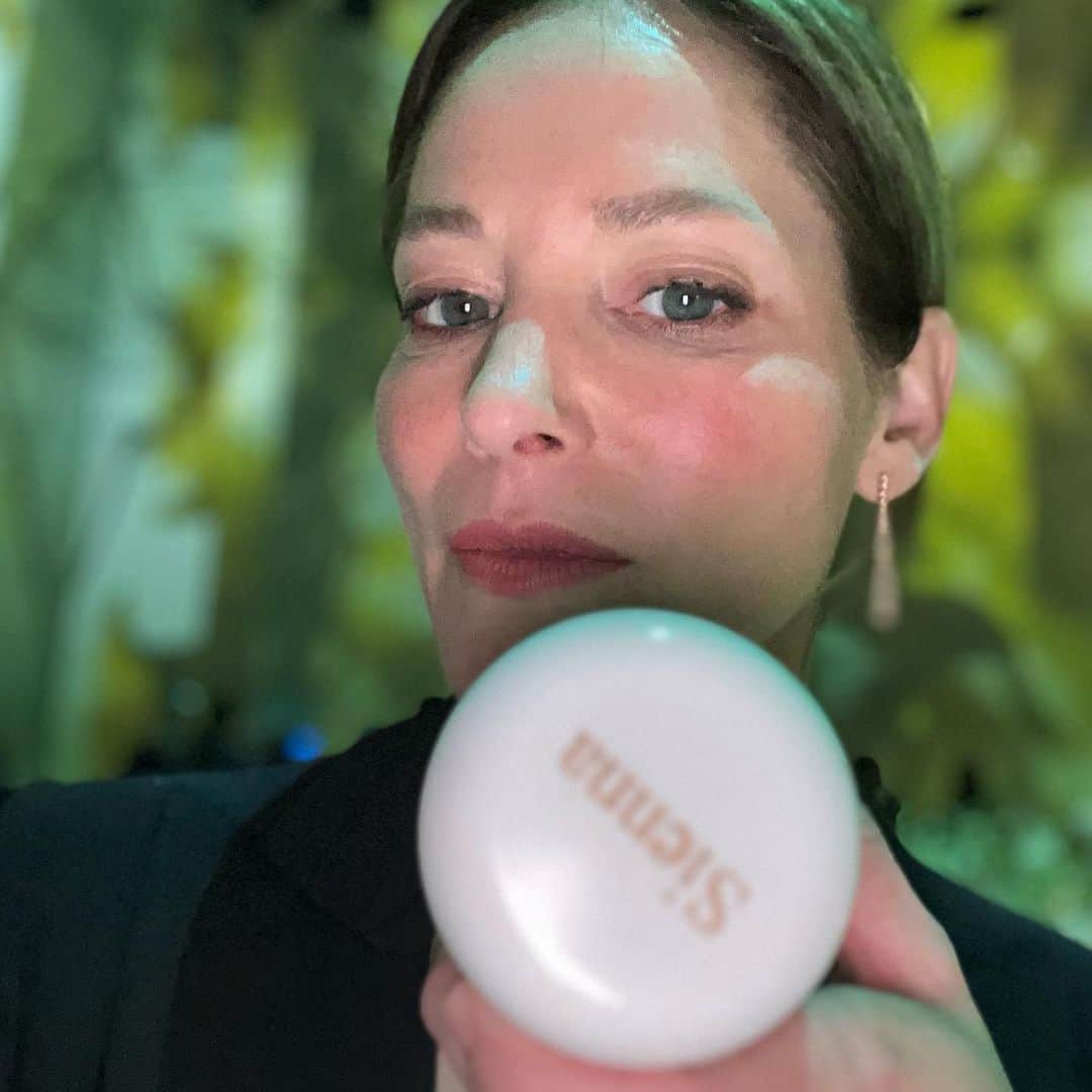 のインスタグラム：「Thank you @lameruk for this it was delicious I ate the whole pot, feel a decade younger! Seriously though I’ve been a fan for the last 60 years and you have been my best friend. Thank you for the dreamcream & most beautiful night @framelessldn」