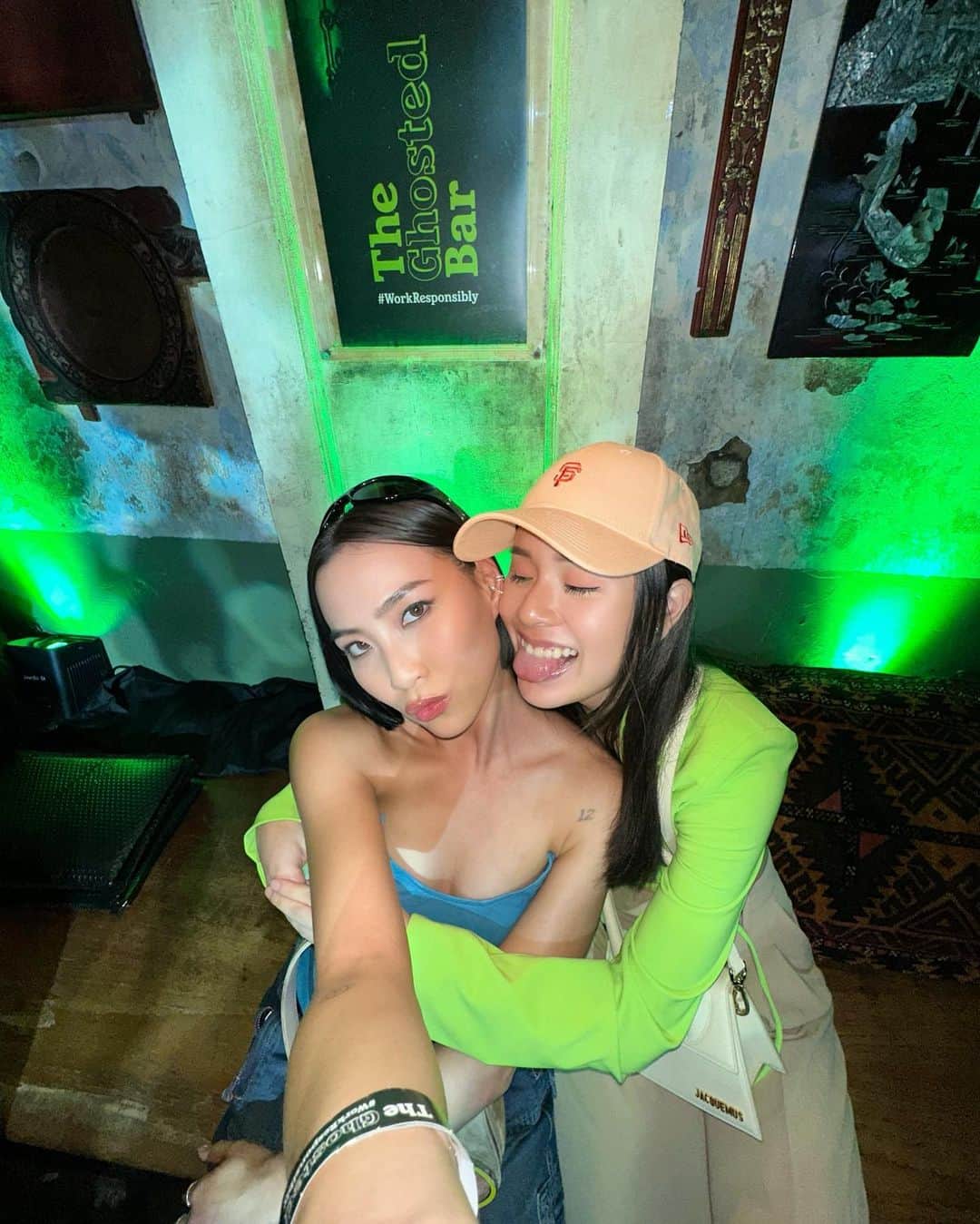 ソニアのインスタグラム：「They say you attract the energy you exude and in this case it’s 10/10 chaos and spontaneity 🥵 @heinekensg brought us together for a hella fun weeknight out that started at their Ghosted Bar and we… escalated 👻 Don’t overwork and ghost your friends guys!! Get together for a drink soon x   #workresponsibly #theghostedbar #heinekensilver」