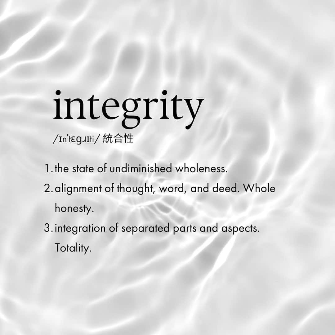 吉川めいさんのインスタグラム写真 - (吉川めいInstagram)「Integrity. 【EN follows JP】 わたしにとって、自分の人間性の基盤であってほしいと思っている超重要要素です。それだけ大事に考えているのに、英和辞典をひいてもぴったりなニュアンスが伝わってこないから勝手に私なりの定義をつくってみました✨ Integrity is a CORE VALUE for me. The Japanese language doesn’t have an exact equivalent term, so I took the liberty of making my version of a definition to share it with my community.   色々な場面でのintegrityの欠落を感じることはみんなあると思いますが、最近わたしの中で「もうダメ🙅‍♀️」ってなったのは、お仕事の取引先の方が、わたしに対してはすごくNICEにしてくれているのに(だからわたしも何も疑わないのに)、スタッフへの話し方がガラッと違う… と後から聞かされたとき。気持ちよくお仕事できないならもうNo, Thank You.  Recently it’s been brought to my attention that sometimes external people that we work with talk to my staff differently than they talk to me. Their attitude changes depending on who they’re talking to. This doesn’t sit well with me. So, No, Thank You.   あと、@veda_tokyo で当たり前に大切にしているのは、講師やスタッフ間でも、先輩とか後輩とか上下関係の意識がないこと。目上の人にはこういう風に話すけど、目下の人にはあーいう風の話すとか。。そういう仕切りってわたしにとってはよくわからない🤔だからそういうの、No, Thank You.  At my studio Veda Tokyo, we value equality and it’s important that we treat each other as equals regardless of age, experience, etc. This is somewhat of an anomaly in Japanese culture where a rigid hierarchy governs senior/junior attitudes and use of language. For me personally, I just don’t get it. So, No, Thank You.   社会とは違うかもしれないけど、自分のカルチャーをつくります 🙋‍♀️ わたしの「しっくりくる」に従って。 I guess it’s a little like carving out my own culture. Just following what feels right for me.   人は人。 だけど、まずは自分自身が在りたい姿で在ることは、今日からできることだから。 People are people. That’s not for me to change. But I am me, and standing up to align myself to my own Integrity is something I can do everyday, every moment.   #今日の言葉　#qotd #integrity #mindfulness #yogalife #yogalifestyle #言葉　#言葉の力 #マインドフルネス　#統合　#一貫性　#インテグリティ #好きな言葉　#好きなこと #インスピレーション　#気づき　#definition #definitions #japanese #japan #japanlife #思考　#言動　#行動　#自分軸　#totality #wholeness #ilovewhoiam」4月20日 20時57分 - maeyoshikawa