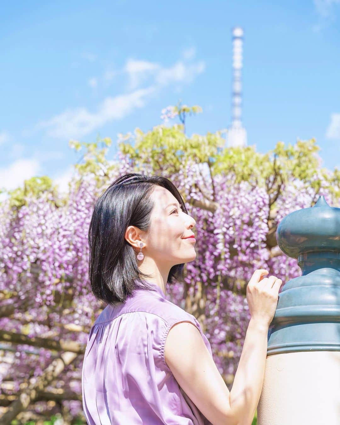 和希優美さんのインスタグラム写真 - (和希優美Instagram)「そろそろ撮りたいのは やっぱり藤の花❁ ⁡ 今年は 咲き始めが早かったそうで… あっという間に 終わってしまいそうです.ᐟ.ᐟ ⁡ ⁡ 個人的には 亀戸天神社の藤棚は 本当に美しくて♡⸝⸝⸝⸝ ⁡ スカイツリーと撮れる このアングルが 1番のお気に入りです ◡̈✩ ⁡ 着物でも 撮りたいな˖°⌖   編集で少し紫足して 明るめにしたのが1枚目 ┈┈┈┈┈┈┈┈┈┈┈┈┈┈┈┈┈ ⁡ いいね、コメント有り難うございます！ フォローは @kazukiyumi から フォローしてください✨ ⁡ 気になったり、 あとでゆっくり読みたい人は 忘れずに！ 保存してください ◡̈✩ ⁡ ┈┈┈┈┈┈┈┈┈┈┈┈┈┈┈┈┈ 📍  亀戸天神社 📮 〒136-0071東京都江東区亀戸3丁目6番1  🚃  総武線亀戸駅・半蔵門線錦糸町駅 徒歩15分 📞  03-3681-0010  🗓  無休 📷  2021.4.18 ※詳細は公式サイトをご覧ください。 ┈┈┈┈┈┈┈┈┈┈┈┈┈┈┈┈┈ ⁡ #日本 #TOKYO #東京 #東京観光 #藤の花 #亀戸天神社 #亀戸天神 #国内旅行 #wisteriaflower #Flower #花マップ #โตเกียว #japan #도쿄 #旅するように暮らす #女子旅 #週末旅行 #花が好きな人と繋がりたい #紫陽花カラー #花まっぷ #美しい景色 #旅の天才_東京 #東京カメラ部 #亀戸天神社 ⁡ ┈┈┈┈┈┈┈┈┈┈┈┈┈┈┈┈」4月20日 20時58分 - kazukiyumi
