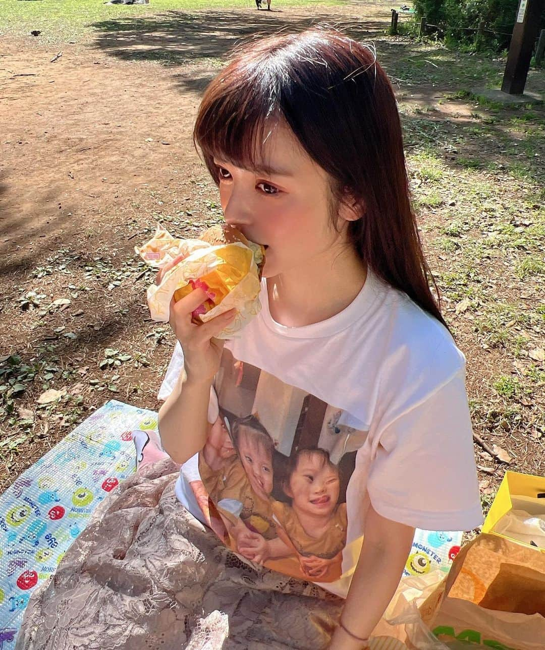 明石ゆいなさんのインスタグラム写真 - (明石ゆいなInstagram)「ピクニック日和🌷  竹下通りでお菓子とマック買って、代々木公園でピクニックしたよ。 同じコースの人沢山いた☺️💕  みんなたべっ子どうぶつ買ってた🤣💕おいしいよね💕  あとチョコクリスプ！これはもう、ほーんとにおいしい。  早くまたてりたま食べたいから一年経たないかなあ☺️🌷  #JKの日常」4月20日 20時58分 - cosmo_meropon