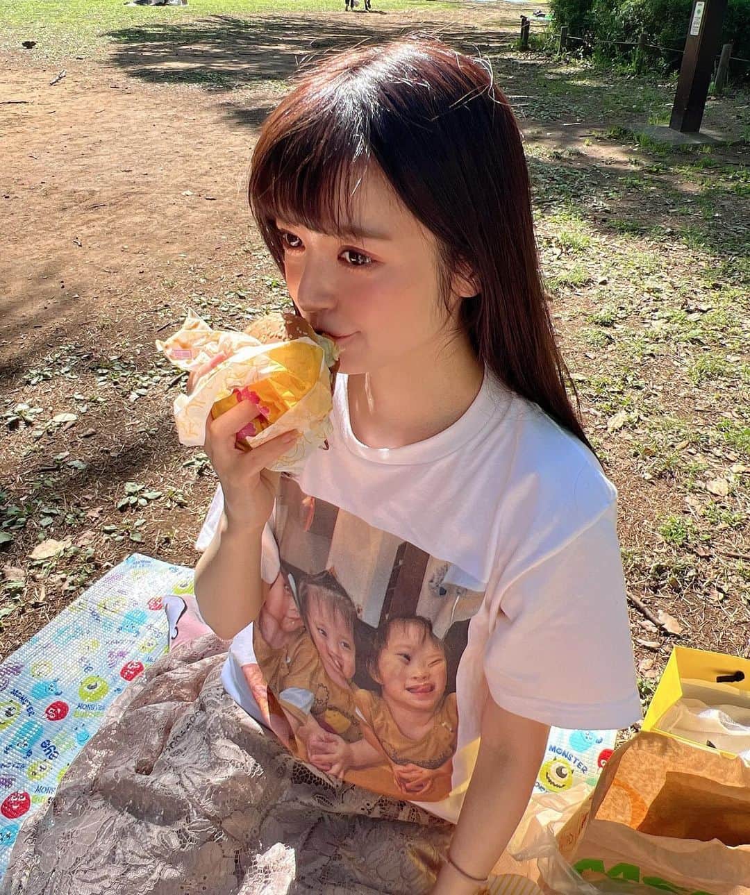 明石ゆいなさんのインスタグラム写真 - (明石ゆいなInstagram)「ピクニック日和🌷  竹下通りでお菓子とマック買って、代々木公園でピクニックしたよ。 同じコースの人沢山いた☺️💕  みんなたべっ子どうぶつ買ってた🤣💕おいしいよね💕  あとチョコクリスプ！これはもう、ほーんとにおいしい。  早くまたてりたま食べたいから一年経たないかなあ☺️🌷  #JKの日常」4月20日 20時58分 - cosmo_meropon