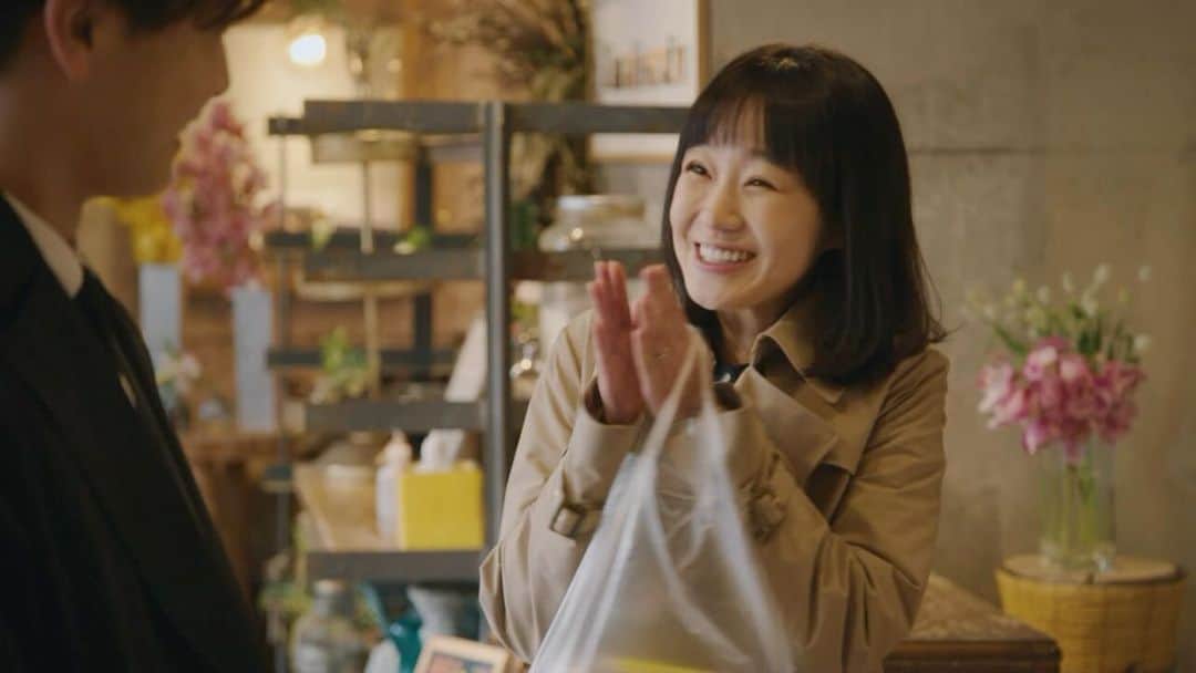 あなたがしてくれなくてものインスタグラム：「🫧 #あなたがしてくれなくても 🫧  今夜10時からの第2話まで「あと1時間」  誰にも言えなかった悩みを打ち明けあった みちと新名は･･･？  今夜もぜひリアルタイムでお楽しみ下さい📺  #奈緒 #岩田剛典 #田中みな実 #永山瑛太」