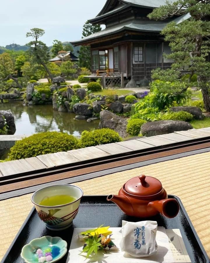 Birthplace of TONKOTSU Ramen "Birthplace of Tonkotsu ramen" Fukuoka, JAPANのインスタグラム：「Enjoy a Japanese Garden While Drinking Tea at the Old Kurauchi Residence!🍵✨ The Old Kurauchi Residence was the mansion of a family who managed coal mines, mainly in the Chikuho region of Fukuoka Prefecture, from the late 19th century to the first half of the 20th century.  Since these coal mines ranked in the top 10 in production in Japan, the mansion is extremely luxurious!😲 High-grade building materials, such as marble and Yakusugi cedar wood, are used abundantly in the vast 1,250-square-meter residence.✨  Furthermore, the garden with a large pond and a double arch stone bridge is incredibly elegant. If you want to enjoy this beautiful garden, go to the tea house in front of the pond!🍵 You can relax and enjoy the view as if you were the owner of the mansion while enjoying sweets and Yame tea, a fine tea from Fukuoka with extraordinary umami and sweetness.😊  ------------------------- Photo 📷 : @roselover_keiko FOLLOW @goodvibes_fukuoka for more ! -------------------------  #fukuoka #fukuokajapan #japanesegarden #japanesehistory #japanesetea #kyushu #kyushutrip #japan #explorejapan #instajapan #visitjapan #japantrip #japantravel #japangram #japanexperience #beautifuljapan #travelgram #tripstagram #travelgraphy #travelphoto #travelpic #tripgram #japanlovers #visitjapanjp #japannature」