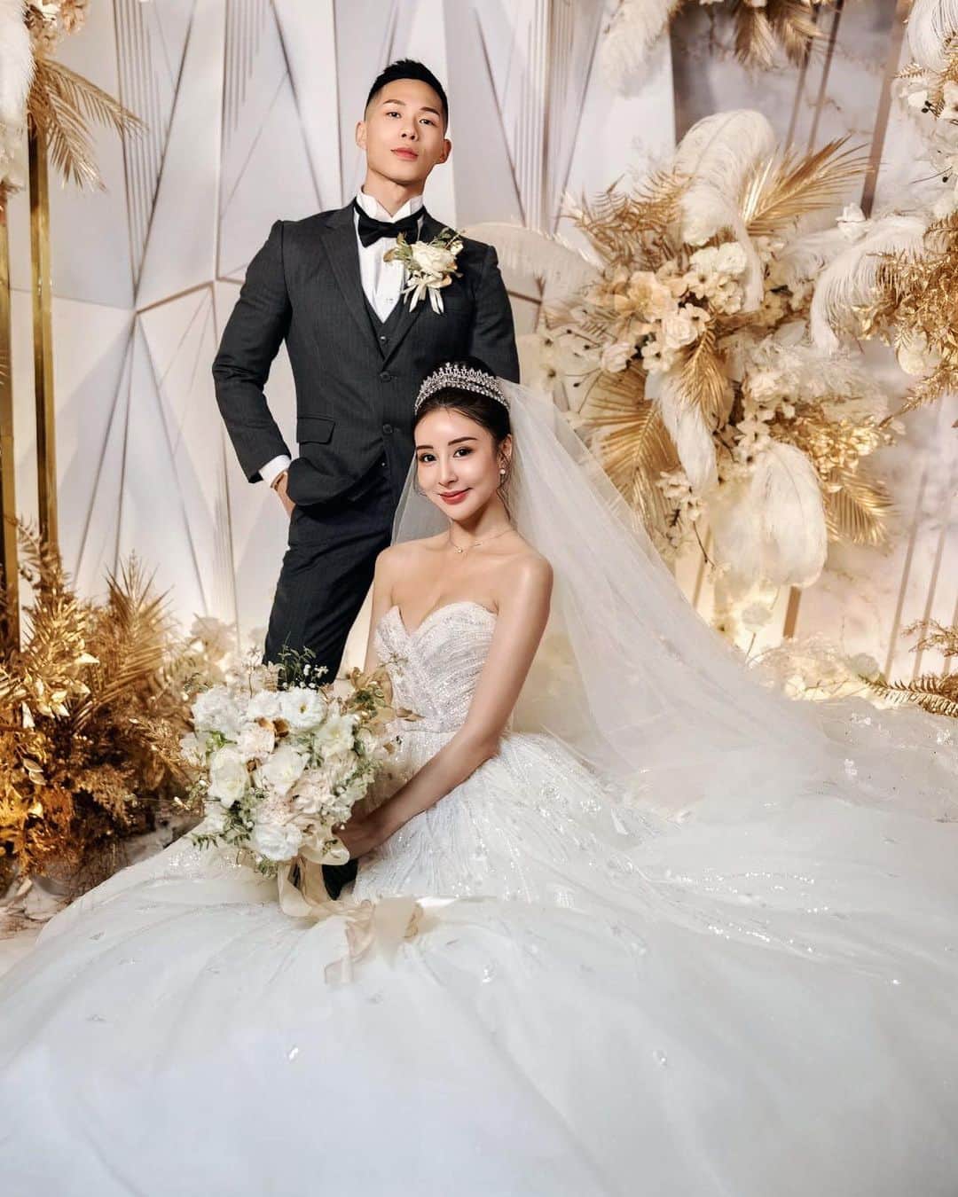 リタ（瑞塔兒）のインスタグラム：「美麗的日子，永遠幸福快樂🤵👰💍 / 婚禮最強佈置 @tigerwedding @tiger4103  禮服 @linli_boutique @linli_wedding  禮秘 @yin_chien117  西裝 @vandome_suit  攝影 @pluskvision @khc_ko  新秘 @atelier.de.elenac  婚顧 @taipei_weddings_corp  錄影 @mryeswedding」