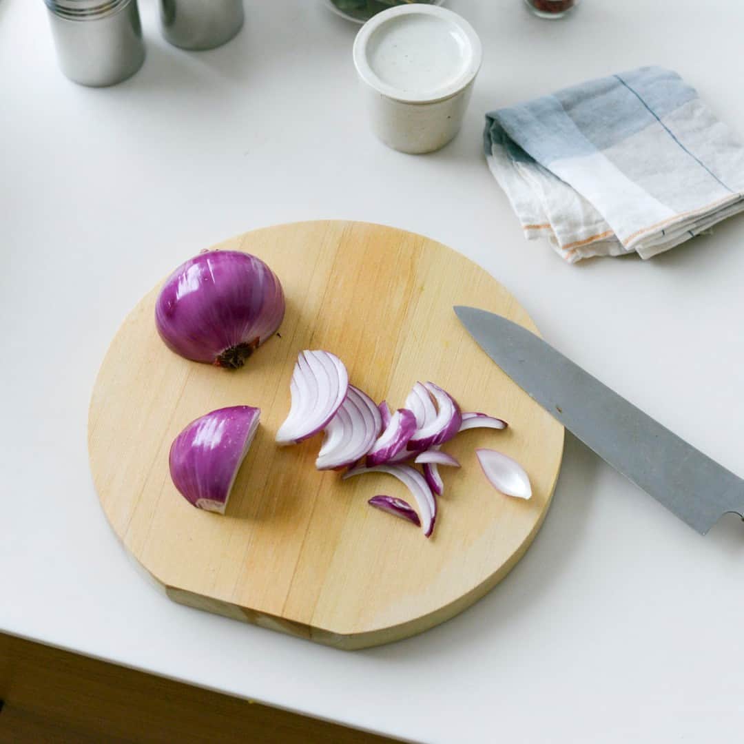 北欧、暮らしの道具店さんのインスタグラム写真 - (北欧、暮らしの道具店Instagram)「この形だからこそ、便利なんです！ 料理がスムーズになる「丸いまな板」 . - - - - - - - - - - - -  できることならスムーズに済ませたい、 忙しい毎日のご飯づくり。 だからこそ、キッチンの上をもっと効率よく 使えたら……と思うのです。  こちらの「丸いまな板」は、 バイヤーが実際に使ってみて、 その便利さに惚れ込んだアイテム。  「丸型」の魅力は、角がないこと。 角がない分、台所道具や調味料・食材を まな板にギュッと近づけて置け、 作業台の省スペースが叶うんです。  さらに、丸型だから、くるっと回すだけで、 まな板の空いているスペースが正面に。 そのため、まな板の隅々までを使って 食材を切ることができます。  切った食材を上に置いたままにしても、 邪魔になりにくいのもポイント。 肉じゃがや豚汁など、 具だくさんな料理も もっと作りやすくなりそう。  サイズは全部で3種類。  「小サイズ」 玉ねぎや、フルーツがまるっと。 コンパクトなキッチンやサブまな板におすすめ。  「中サイズ」 ほうれん草や、小松菜がまるっと。 一人暮らしから家族づかいまで幅広くおすすめ。  「大サイズ」 白菜やキャベツも、まるっと。 ゆったり使いたい方におすすめ。  使ってみたら、丸いからこその 使い心地の良さのとりこになった、 このまな板。  一枚迎えてみたならば、 きっと日々のご飯づくりがもっと気楽に、 たのしいものになりそうです。 . ーーー 掲載のアイテムはこちら▼ ーーー . ☑︎ 梅沢木材工芸社 / 青森ひばの丸まな板 - - - - - - - - - - - - - - - - - -   ▶︎ お買いものはプロフィールのリンクから ご覧くださいね。→@hokuoh_kurashi . #kitchen#kitchendesign#kitchenware#food#foodstagram #まな板#カッティングボード #キッチン#キッチン雑貨#キッチングッズ#台所 #ごはん#朝ごはん#ランチ#夜ごはん#ディナー#料理 #シンプル#シンプルライフ#シンプルデザイン #暮らしを楽しむ#日々の暮らし#北欧#暮らし#北欧暮らしの道具店」4月20日 21時01分 - hokuoh_kurashi
