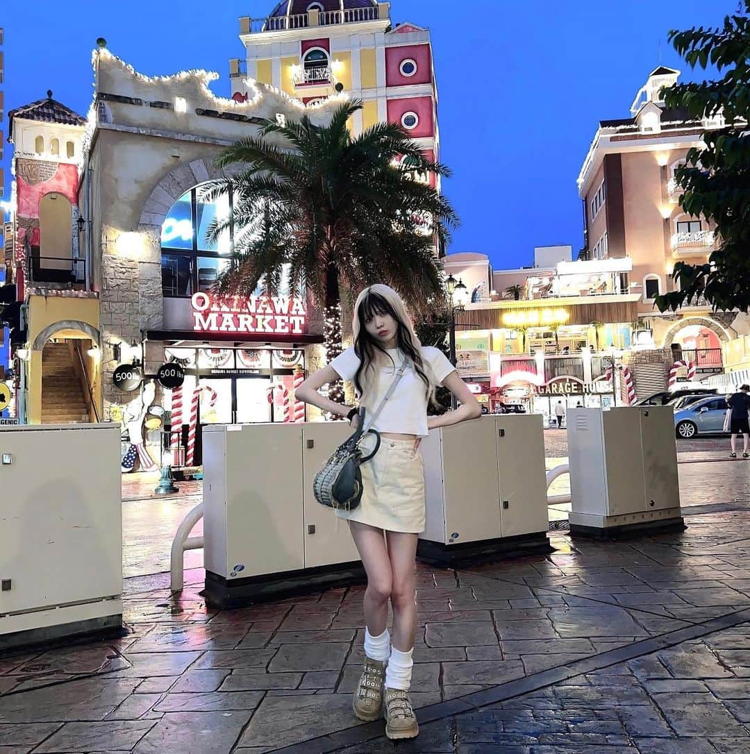謝花南のインスタグラム：「🎀💧 . . . . . . .  #ロング #エクステ #フェイスフレーミング #インナーカラー #ハイトーン #ブラック #韓国風 #韓国ファッション #ストリート系女子 #スニーカー女子 #裸眼メイク #純欲メイク #舌ピ #クロミちゃん #ootd」