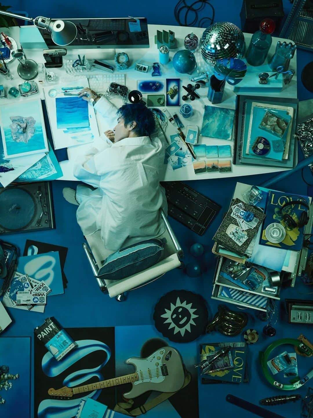 SIRUPのインスタグラム：「6 days until BLUE BLUR💙  NEW EP BLUE BLUR リリースまであと６日💙💙  Pre-save link in bio▶️  【Movie】 Director, Editor : Masaki Watanabe (maxilla) @masakebab Cinematographer : Ryosuke Sato @ryosukesato98 Camera Assistant : Yichikawa Wang (maxilla)  【Artwork】 Art Director, Designer : Masaki Watanabe (maxilla)  Photographer : Mitsuo Okamoto @mitsuo_okamoto Lighting Director : Masanori Abe Lighting Assistant：Toshiyuki Ryu, Takehiro Yasumoto Stylist : TEPPEI @stylist_teppei Hair : TAKAI @rr_takai_ Set Designer：Emi Kaneko @emi.kaneko_ Set Designer Assistant：Chisato Arikawa, Ayano Yoshizawa Producer : Seiya Suzuki (maxilla) @seiya02_23 Project Manager : Moe Niitsu (maxilla) @korokoromoe Production Assistant : Rise Haneda (maxilla)」