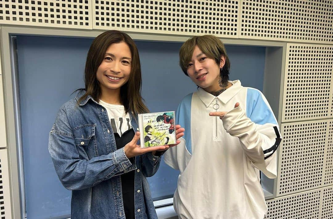 鮫島彩のインスタグラム：「⁡ ⁡ ASH DA HEROのヴォーカル ASHさんがパーソナリティをつとめる「FOOTBALL LYRIC」にお邪魔させていただきました！ ⁡ ⁡ サッカーを愛するASHさん、女子サッカーも全力で応援してくださっています⚽️✨ ⁡ ⁡ ⁡ 音声コンテンツ「Audee」にて、ぜひお聞きください♬ ⁡ https://audee.jp/program/show/100000462 ⁡ ⁡ ⁡ #FOOTBALLLYRIC #ASHDAHERO #TVアニメ #ブルーロックのオープニング主題歌 #Judgement #最高にテンションの上がる曲！ #試合前に聴いて #貪欲にゴールを狙ってこう #ストライカーのストーリーです」