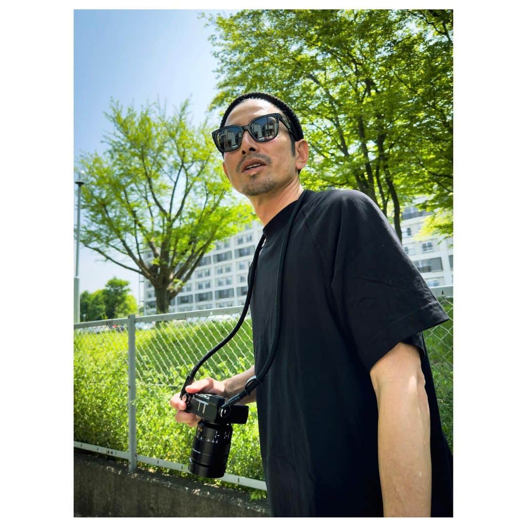 のインスタグラム：「＂散歩＂カメラを持ち出して。 ⁡ #散歩 #妻が撮ってくれた #メンズファッション #メンズカジュアル #ファッション #私服 #パパコーデ #メンズモデル #mensfashion #fashion #menstyle」