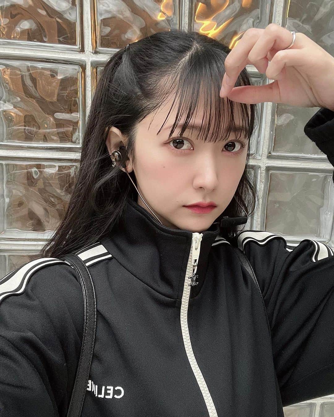 のインスタグラム：「最近の美容まとめました👶🏻 メイクは青みピンクにハマってます💘 今年30歳のリアル美容。。🫢  ■肌 @quinbelle_omotesando  表参道の美容鍼！最近行ってきたんだけどとても良かった。美容鍼やりながら電気流してくれるんだけど、筋肉が次第にほぐれて行くのが良く分かる。  ■髪の毛 @u_realm_keisuke  U-REALM ginzaの福永さん！ 前髪ぱっつん、毛先ぱっつんの神様です。 モードな服装好きな人、落ち着いた会話とか雰囲気が好きな人は是非🤲🏻 色はほぼ地毛の黒髪！ 以前カラーしてたのが毛先に少し残ってる感じあるから、あと半年くらいかな🖤  ■スタイリング剤 ほのかちゃんイラストのutenaは前髪の内側につけてクネクネする産毛をねじ伏せる。ポニーテールとか髪の毛結ぶときに表面に付けて艶出し。ガッチリ固まらないのに崩れないからとても良い🥹 plus eauは本来アホ毛を整えるやつだけど、前髪の毛先だけに付けると、ぱっつん一直線ラインが整う。  ■スキンケア クレンジング：江原道 コットンで拭き取ります！洗顔不要。ビオデルマより乾燥しなくて、拭き取りだから程よく角質ケアできて、これ使い始めてから肌が綺麗になった。もう何本リピートしたか分からぬ。  化粧水：SUQQU エンリッチドの方。ヌルヌルした偽とろみ感がなくて、しっかり本質的に保湿してくれる。他の化粧水に浮気したりするけど保湿力が物足りなくて結局コレに戻ってくる。  美容液：ESTEE LAUDER "たっぷり眠った朝のような透明感のあるなめらかな肌へ導く夜用集中美容液。"とブランドさんが謳っているんだけど、本当それ。ただただそれ（笑）「私もアラサー肌になったなぁ〜」と思ってたけどこれ使うと「まだまだいけるやん」ってなる。  導入オイル美容液：RMK お風呂あがりスキンケアの一番最初に塗るやつ。乾燥を防いで肌をふっくらしてくれる。わたし目尻にシワがないって言われるんだけど、目元のキワまで薬指でキチンとコレ塗ってるお陰だと思う。笑」