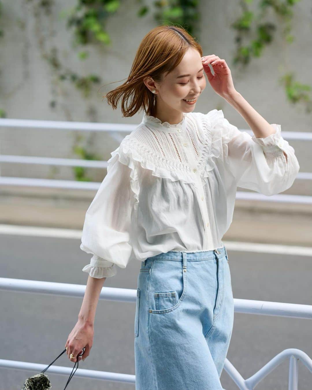 はれこのインスタグラム：「先週くらいのSLOBE IENAの撮影データ🫶🏻 もう日差しが強いので日焼け止め必須ですね 夕方になると体の中に熱がこもるし、今年の夏も怖い🤣  #slobeiena #スローブイエナ #春服コーデ  #春服コーディネート  #ブラウスコーデ  #カーディガンコーデ  #ワンピコーデ」