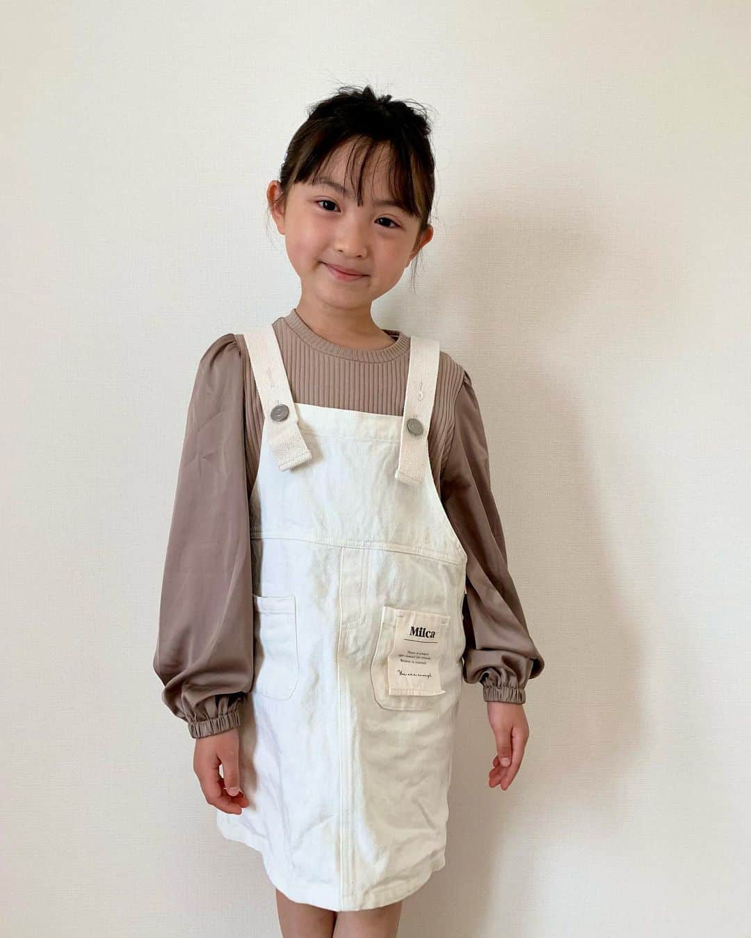 satomiのインスタグラム：「🤎🤍  お気に入りのトップスでコーデ🕊🫧  130のジュニアサイズになってから 今まで見てたお店でも 好みのものがぐんと減って悲しかったけど @tinymanon_official は いつもドンピシャに可愛いから好き🤤🫶🏻  tops #バースデイ #tinymanon  salopette #しまむら  #7歳 #淡色コーデ #プチプラコーデ #毎日がバースデイ #サロペット」