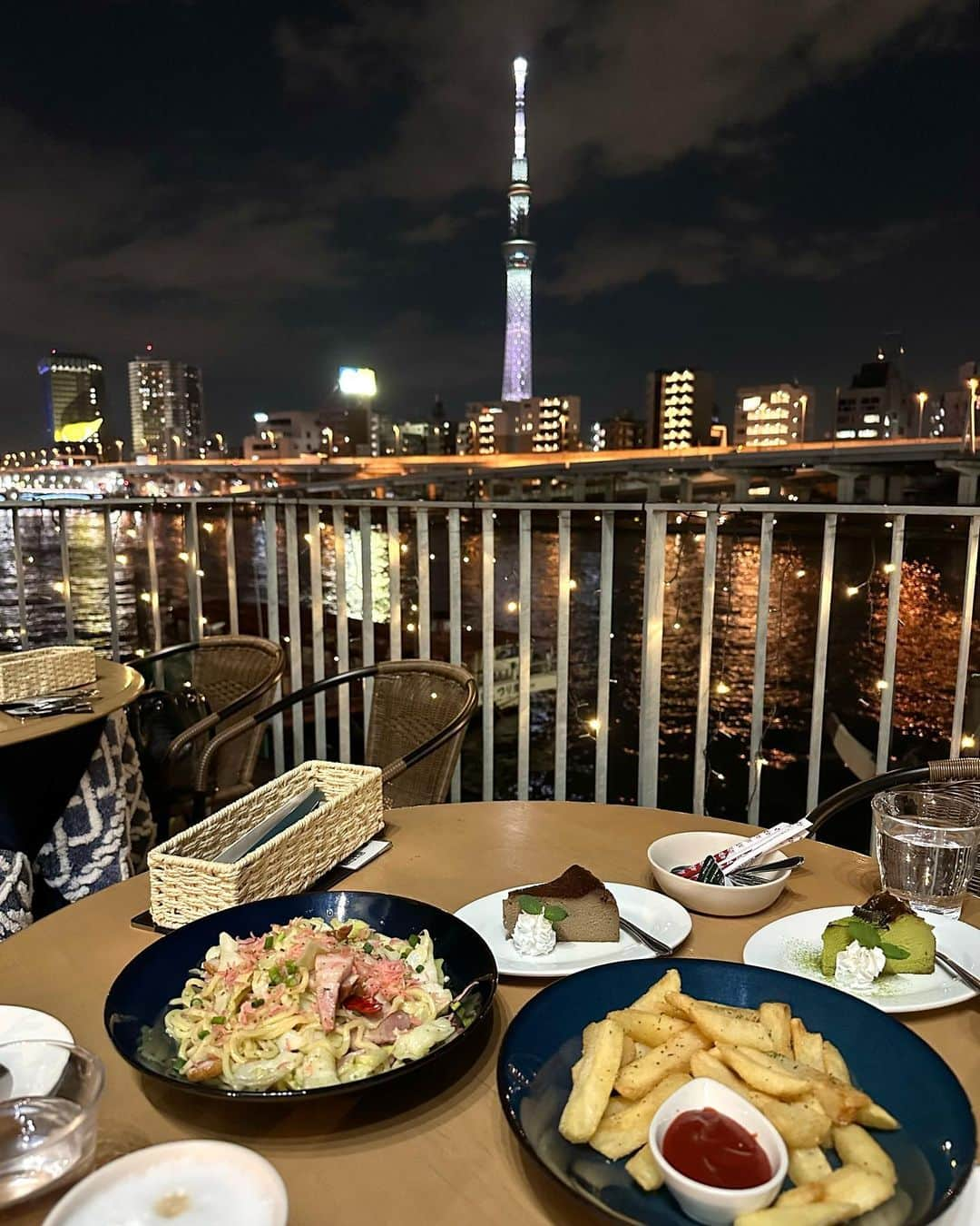 浅井麻里さんのインスタグラム写真 - (浅井麻里Instagram)「🌃スカイツリー夜景カフェ🌃 ⁡ スカイツリーの夜景の絶景✨ ⁡ テラス席でこんな綺麗な景色を見ながら、 美味しいご飯やスイーツが食べられるって幸せ💓 ⁡ しかも、冬季は席がこたつになってて、 ぬくぬくあったかい💓☺️ ⁡ ほうじ茶のバスクチーズケーキと 抹茶のバスクチーズケーキが特に絶品だった✨🍰 ⁡ 京都の川床カフェの雰囲気が、 東京でも味わえるよー♬☕️ ⁡ ⁡ 💫 ASAGE CAFE-カワドコCAFE ＆ BAR- 浅草蔵前 @asg_kawadoko 東京都台東区駒形2丁目1-5 (蔵前駅 徒歩1分 浅草駅 徒歩5分) ☎️03-5811-1897 11:00~23:00（火～日） ⁡ ⁡ #浅草 #浅草カフェ #スカイツリー #スカイツリー夜景 #絶景 #日本の絶景 #絶景カフェ #夜景 #浅草観光 #イルミネーション #タビジョ #カフェデート #カフェ #カフェ巡り #夜景スポット #夜景撮影 #夜景カフェ #夜景デート #蔵前カフェ #夜景ポートレート #asakusa #superbview #nightview #japantripjp #retrip_nippon #art_of_japan_ #skytree」4月20日 21時07分 - mari_asai_625