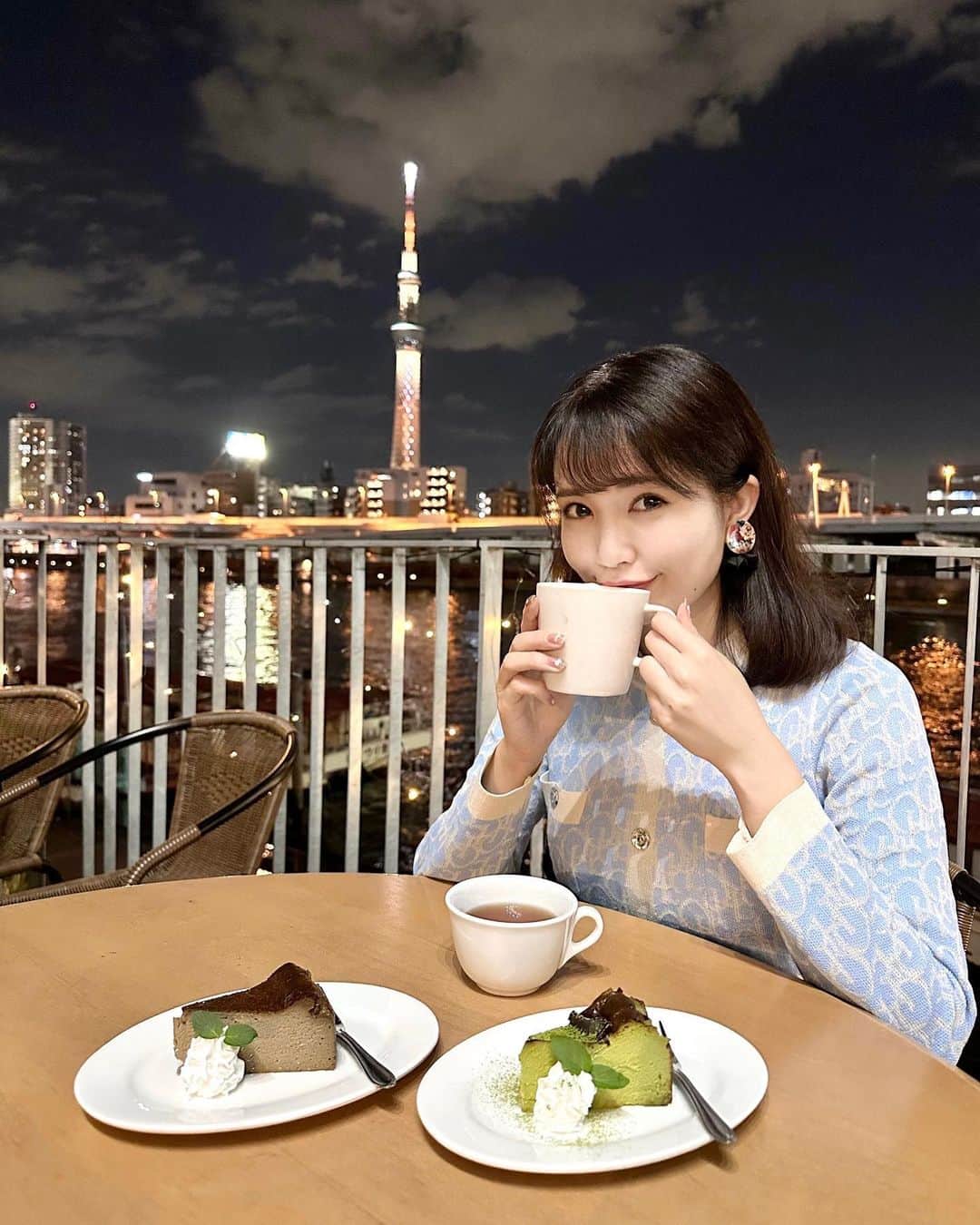 浅井麻里さんのインスタグラム写真 - (浅井麻里Instagram)「🌃スカイツリー夜景カフェ🌃 ⁡ スカイツリーの夜景の絶景✨ ⁡ テラス席でこんな綺麗な景色を見ながら、 美味しいご飯やスイーツが食べられるって幸せ💓 ⁡ しかも、冬季は席がこたつになってて、 ぬくぬくあったかい💓☺️ ⁡ ほうじ茶のバスクチーズケーキと 抹茶のバスクチーズケーキが特に絶品だった✨🍰 ⁡ 京都の川床カフェの雰囲気が、 東京でも味わえるよー♬☕️ ⁡ ⁡ 💫 ASAGE CAFE-カワドコCAFE ＆ BAR- 浅草蔵前 @asg_kawadoko 東京都台東区駒形2丁目1-5 (蔵前駅 徒歩1分 浅草駅 徒歩5分) ☎️03-5811-1897 11:00~23:00（火～日） ⁡ ⁡ #浅草 #浅草カフェ #スカイツリー #スカイツリー夜景 #絶景 #日本の絶景 #絶景カフェ #夜景 #浅草観光 #イルミネーション #タビジョ #カフェデート #カフェ #カフェ巡り #夜景スポット #夜景撮影 #夜景カフェ #夜景デート #蔵前カフェ #夜景ポートレート #asakusa #superbview #nightview #japantripjp #retrip_nippon #art_of_japan_ #skytree」4月20日 21時07分 - mari_asai_625