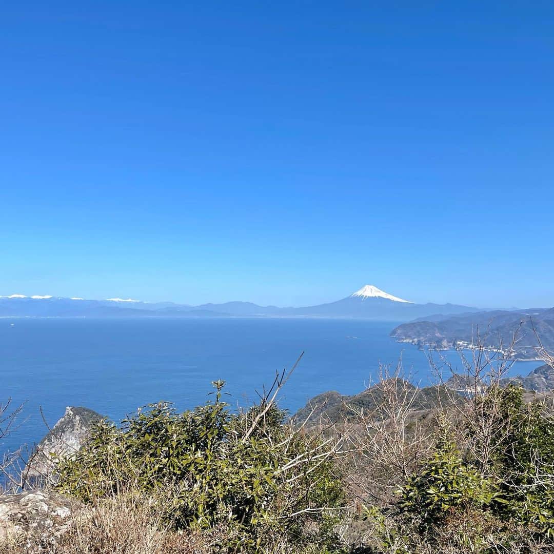 かほなんさんのインスタグラム写真 - (かほなんInstagram)「NHK BS4K にっぽん百名山  先ほど出演でした！ 富士山と、伊豆の山歩き🥾キャンプ⛺️いかがでしたか？  山あり、海あり、美味しいものもいっぱい…！ 素敵なところでした！  (ロケ日のあたりは桜や菜の花が満開で、テレビで放送されていた以上に伊豆の素晴らしさを満喫していました☺️)  さて、撮影オフショットをいくつか😌📸 見てくださった方、伊豆の皆さん、スタッフの皆さん、そして伊豆の山々！富士山！  ありがとうございました！😆✨　 また行きたいぞー！！もう行きたいぞーー！！🙌✨  #NHK #にっぽん百名山 #さばいどる #かほなん」4月20日 21時08分 - survidol_kaho