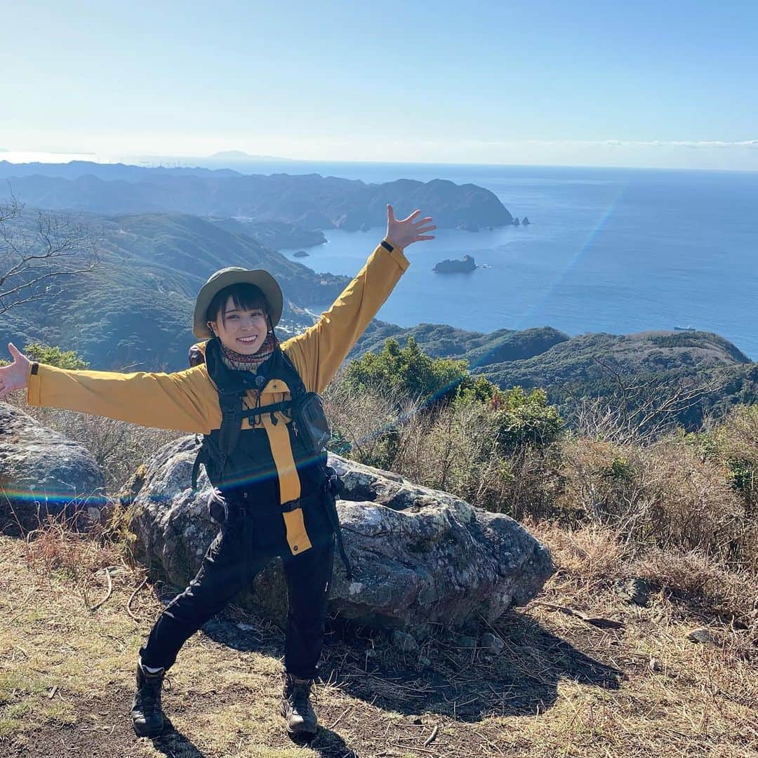 かほなんのインスタグラム：「NHK BS4K にっぽん百名山  先ほど出演でした！ 富士山と、伊豆の山歩き🥾キャンプ⛺️いかがでしたか？  山あり、海あり、美味しいものもいっぱい…！ 素敵なところでした！  (ロケ日のあたりは桜や菜の花が満開で、テレビで放送されていた以上に伊豆の素晴らしさを満喫していました☺️)  さて、撮影オフショットをいくつか😌📸 見てくださった方、伊豆の皆さん、スタッフの皆さん、そして伊豆の山々！富士山！  ありがとうございました！😆✨　 また行きたいぞー！！もう行きたいぞーー！！🙌✨  #NHK #にっぽん百名山 #さばいどる #かほなん」