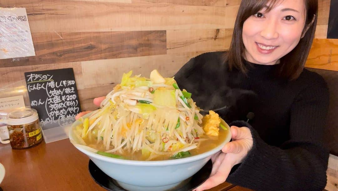 三宅智子のインスタグラム：「大好きなベトコンラーメン！  名古屋に行った時にホテルの近くで見つけたので行って来ました！  ベトコンラーメン新京名駅西口店！  昔、実家に帰った時に家族で倉敷のベトコンラーメンさんに行って以来、何年かぶりのベトコンラーメン！  食べたメニューは、 ジャンボベトコンラーメン麺大盛り！  キャベツやニラ、モヤシ・筍などの炒めた野菜がたっぷり！ 野菜の旨味などが溶け込んだピリ辛醤油スープと独特な食感の麺も相性抜群で、丸ごとニンニクはホクホク食感で、もう最高に美味し過ぎました！  次回はニンニク増しにして食べたいな！  こちらを食べてる所もYouTubeに動画公開してます！  まだ見てない方は、是非ご覧下さいませ！  #ベトコンラーメン #ベトコンラーメン新京名駅西口店 #名古屋ラーメン #ラーメン #大食い #デカ盛り #大胃王 #大食い女子 #大食いママ #三宅智子 #三宅智子の大食いtv #youtube #動画公開中」