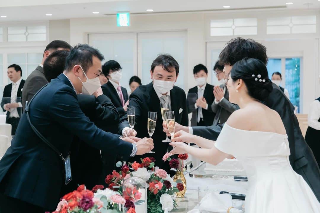 アニヴェルセル 大阪 公式さんのインスタグラム写真 - (アニヴェルセル 大阪 公式Instagram)「*  みなさまグラスを手に取って乾杯🥂✳︎  おふたりとゲストのみなさまの 距離がぐっと近くなるお時間です♪  @anniversaire_official  @anniversaire_osaka   ATTENTION コロナの中でもアニヴェルセル大阪では万全の準備でおふたりをサポートしています 結婚式はおふたりの大切なご家族 ご友人 仕事の仲間をお招きする大切な日です おふたりらしい結婚式でぜひ皆さんに恩返しを アニヴェルセル感染拡大防止対策はHPでご確認できます .  #結婚式 #ウェディング #アニヴェルセル #アニヴェルセル大阪 #大阪結婚式場 #大阪結婚式 #なんば結婚式 #なんば結婚式場  #プレ花嫁 #アニ嫁 #2023花嫁 #2024花嫁 #式場見学 #式場探し #ブライダルフェア #フォトウェディング #ウエディングフォト #高砂装花」4月20日 21時11分 - anniversaire_osaka