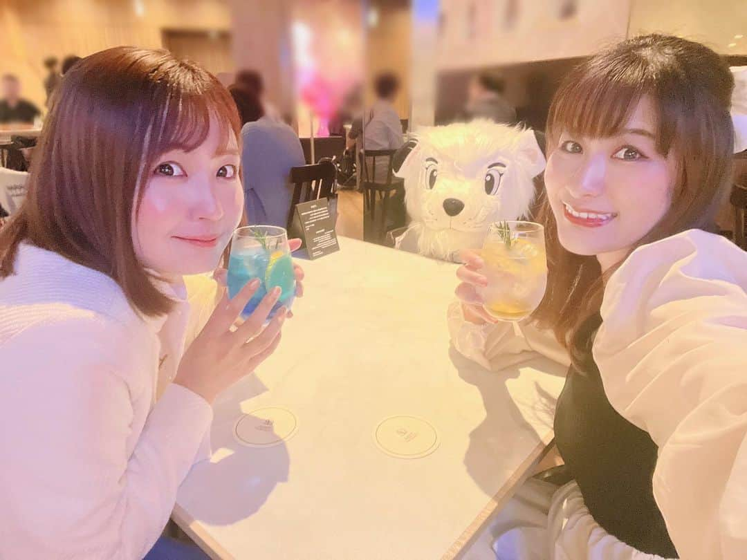 猪狩ともかさんのインスタグラム写真 - (猪狩ともかInstagram)「🦁🌼 . . この前、惣田紗莉渚ちゃんと プリンスホテルとライオンズのコラボカフェ 44cafe(ししカフェ)行ってきた🍔 . レオくん席に座ってたよ🦁💕 (べるーにゃは連れてった🐱) . 美味しかった＆可愛かった〜！！ . . . #新宿プリンスホテル #埼玉西武ライオンズ  #獅子カフェ #44cafe #惣田紗莉渚 ちゃん #獅子女」4月20日 21時11分 - igari_tomoka