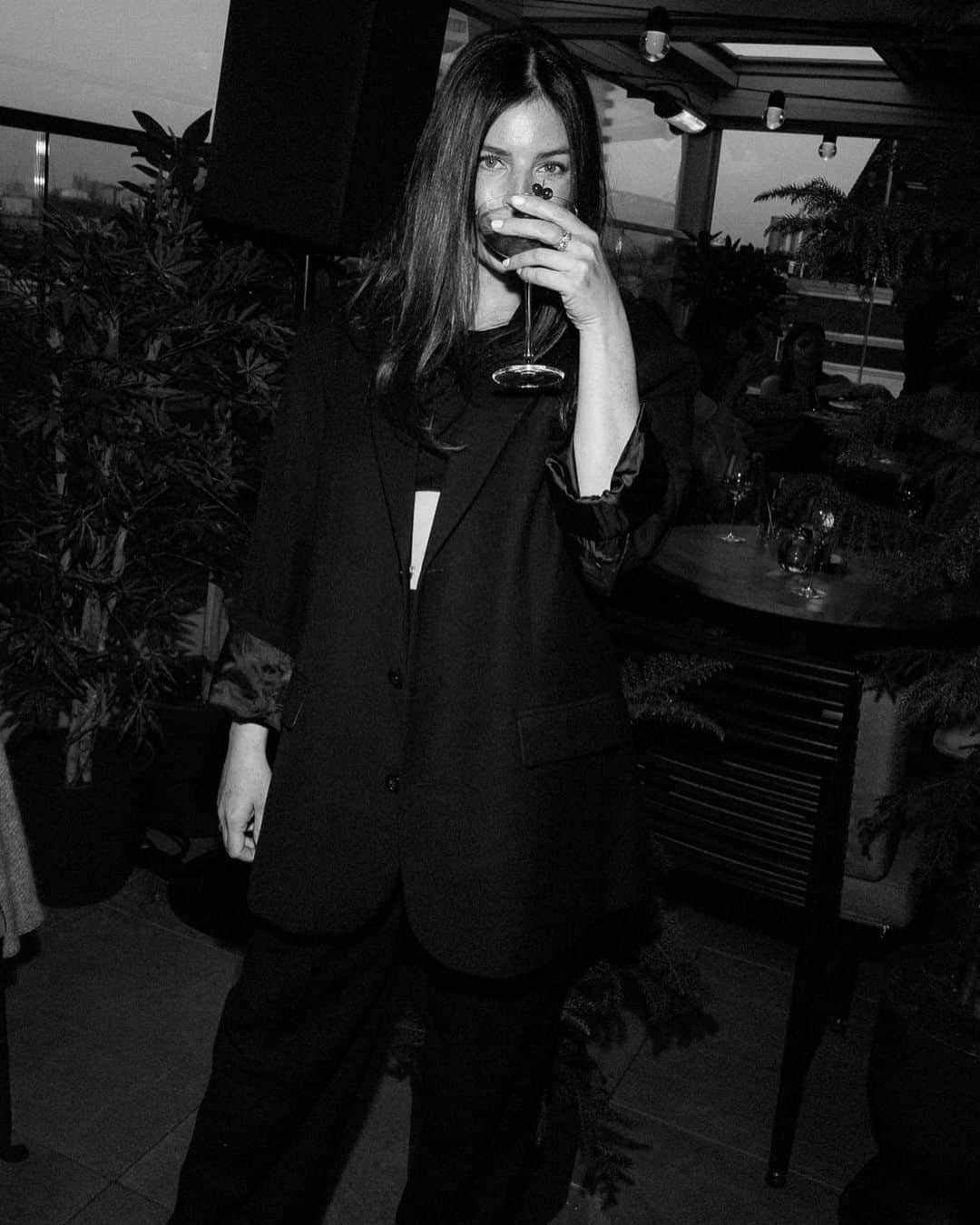 ジュリア・レストイン・ロイトフェルドのインスタグラム：「Kid free for a sweet minute 🍸 Thanks for the drinks @studiofrantzen @harrods and for the flow @tamzinmua @charlottetilbury  Ph: @jamesdkelly」