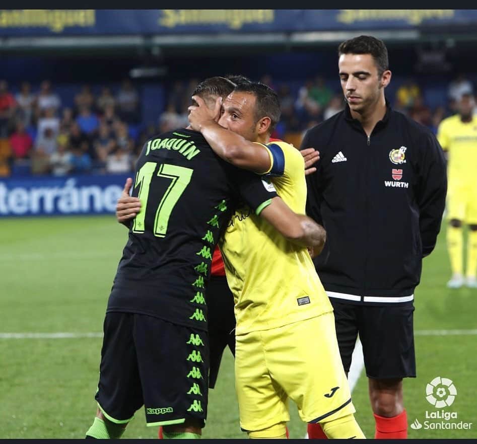 サンティ・カソルラのインスタグラム：「Gracias por todo Capitan, afortunado de tenerte como amigo, te mereces todo lo mejor y el fútbol sin ti no será lo mismo. Ejemplo en todos los sentidos @joaquinarte ❤️❤️ la finta y el sprint. CRACK @realbetisbalompie」