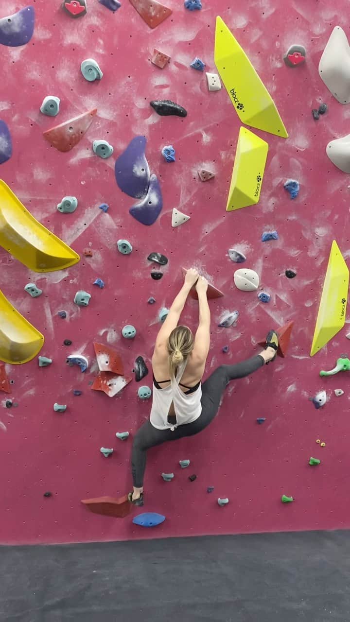 リア・クレインのインスタグラム：「Just keep swimming and the moves keep moving 🐠 This was a 3 session bloc for me.  Session 1: I couldn’t do the vertical move in the middle. I felt like I was pulling myself up through treacle and no change in mental approach changed this 😂🫠 My arms just weren’t ready and locking it is out of the question right now.  Session 2: The go again at the top was just too much. My fingers wouldn’t hold on and I couldn’t hold my hips in.  Session 3: I was able to combine the movement with a bit more speed and cling on for dear life = Bingo!  Also, any other mumma’s out there have to hold on to their milkies when landing 😂 #mumproblems #postpartum」