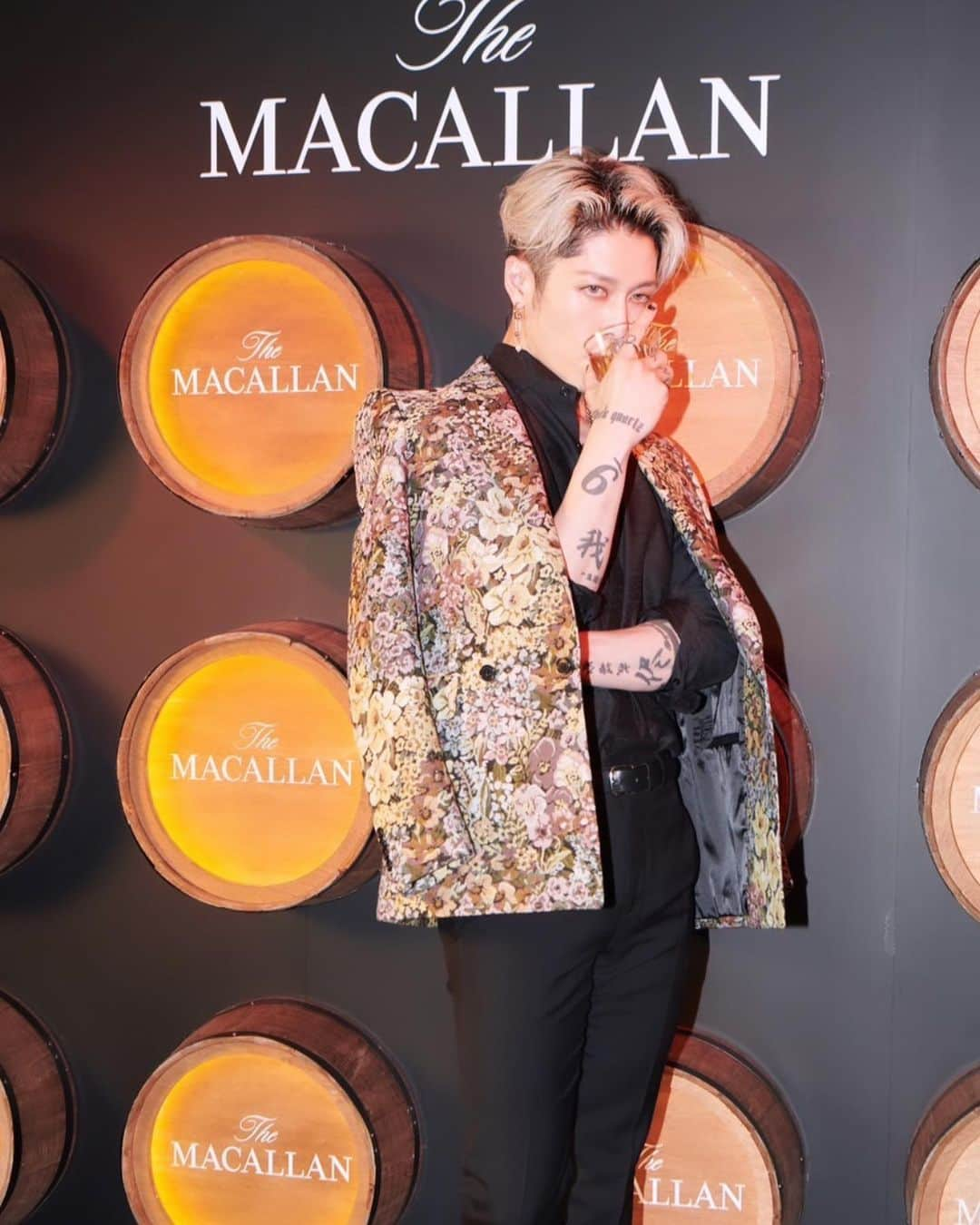 雅-MIYAVI-さんのインスタグラム写真 - (雅-MIYAVI-Instagram)「Acoustic set at The Macallan Tokyo night.  Such a privilege to learn so deeply about the history and the craftsmanship of The Macallan.   Performed “Guard You” the track I wrote 12 years ago in 2011 when the devastating earthquake and Tsunami hit Japan. So many memories come flooding back to me…  Miss you all.   ザ・マッカラン in 東京にて、久しぶりのアコースティックセットでした。  １２、１５、１８年と、どんどん深く、沁み渡るように広がっていくテイストとその世界に改めて魅了されました。  １２、１５、１８年にまつわる楽曲を、ということだったので、１２年前の２０１１年、東日本大震災のあとに作った楽曲”Guard You“ を披露させていただきました。  演奏していて、当時の色んな思いが蘇りました。  ここのところずっと制作や撮影ばかりなので、早くまたライヴでみんなに会いたいです。」4月20日 21時22分 - miyavi_ishihara